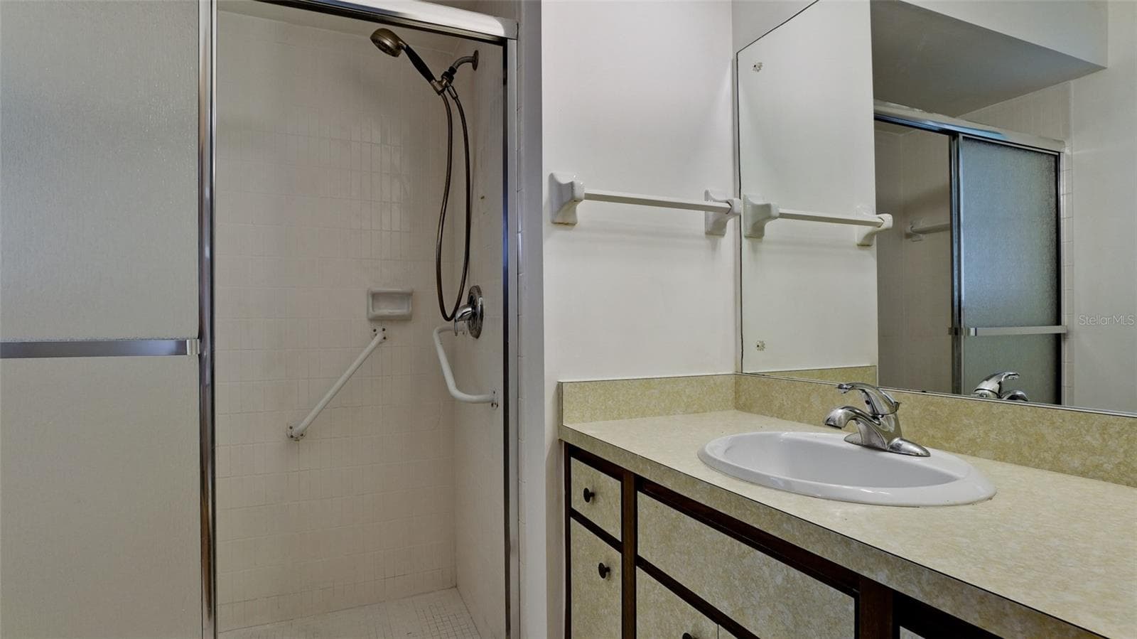 Walk in shower in primary & plenty of vanity space - 7110 11TH AVE W, BRADENTON