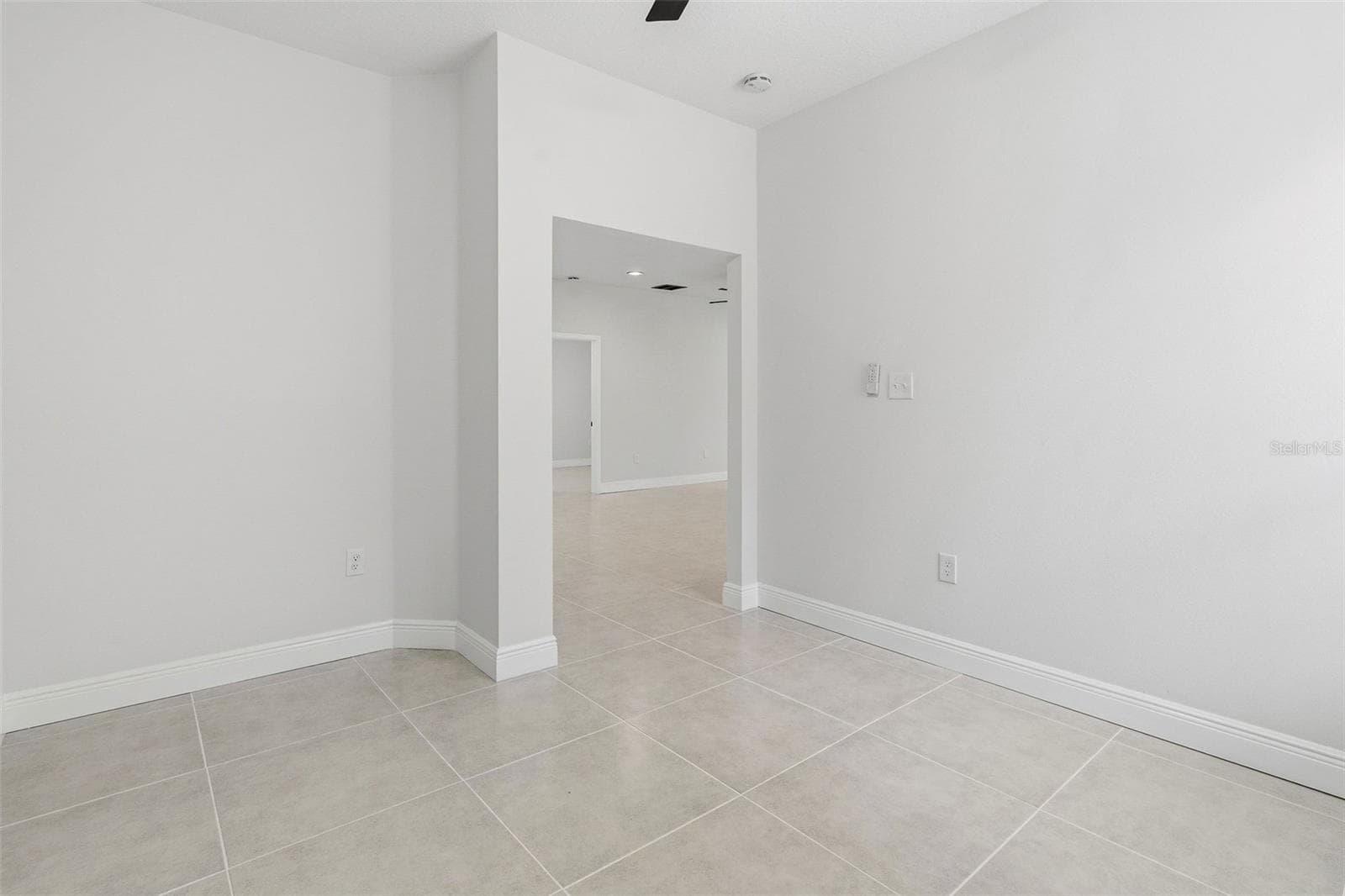 Single Family Residence at 8201 CYPRESS BREEZE WAY, TAMPA, photo 7 of 37