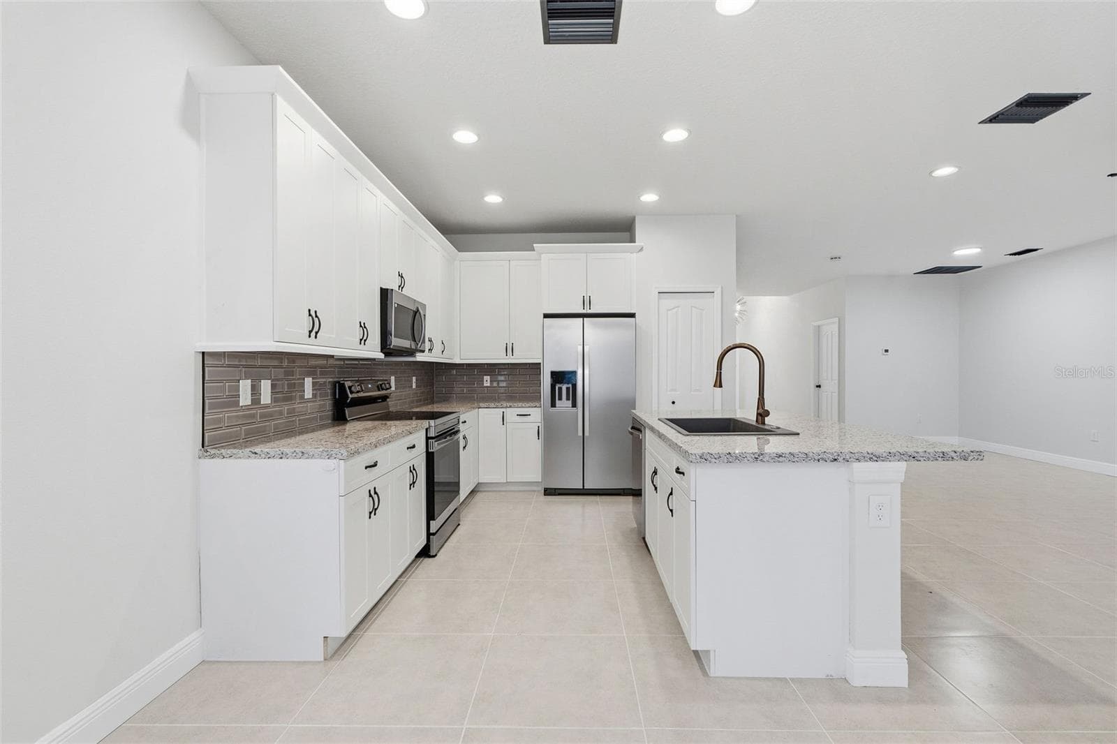 Single Family Residence at 8201 CYPRESS BREEZE WAY, TAMPA, photo 11 of 37
