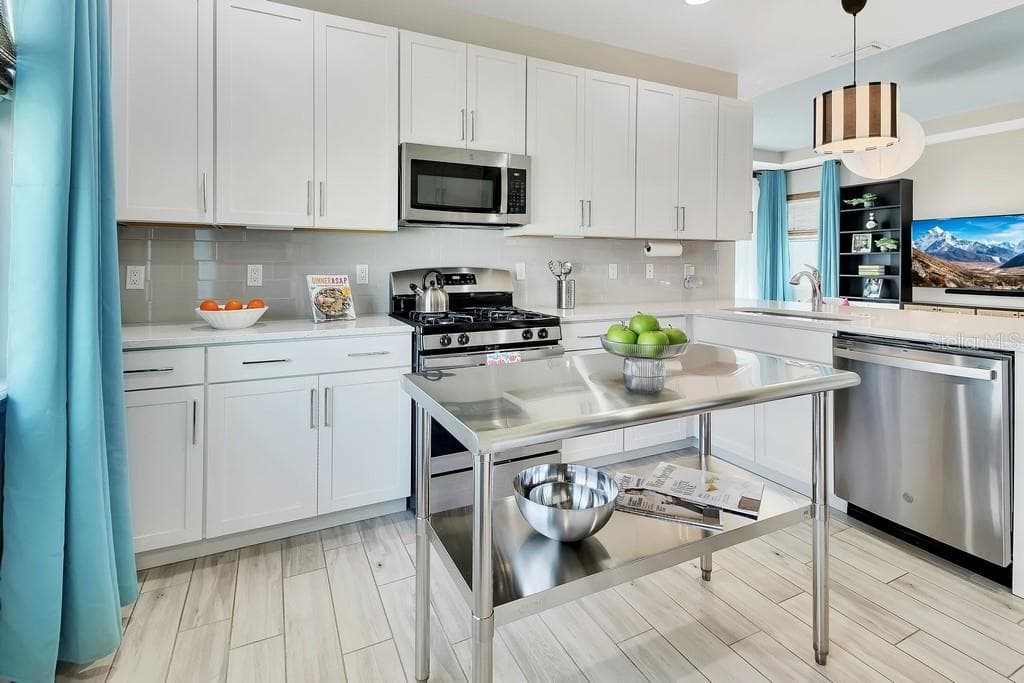 Single Family Residence at 255 NORTHCOTE CT, DELAND, photo 2 of 52