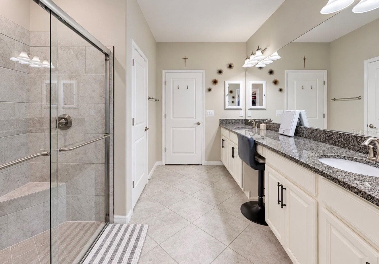 Primary bath w/en suite - 16835 WHISPER ELM ST, WIMAUMA
