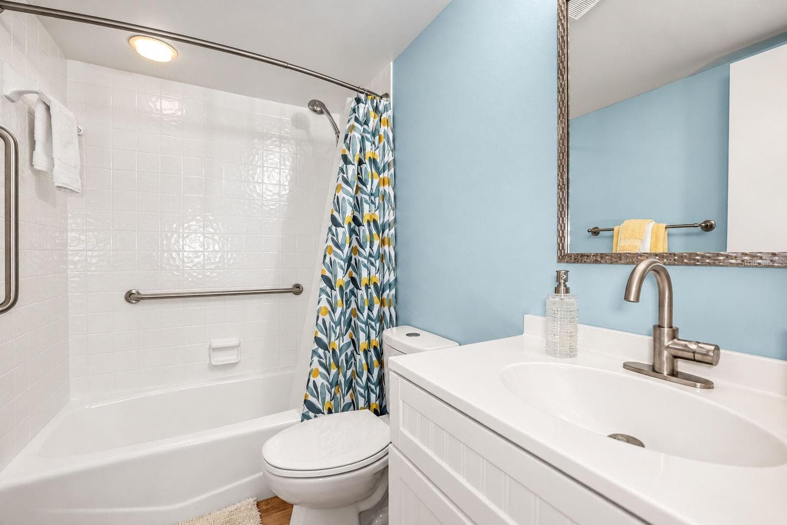 Guest bathroom with updates - Vanity, lighting, mirror, toilet and flooring - 690 ISLAND WAY #606, CLEARWATER