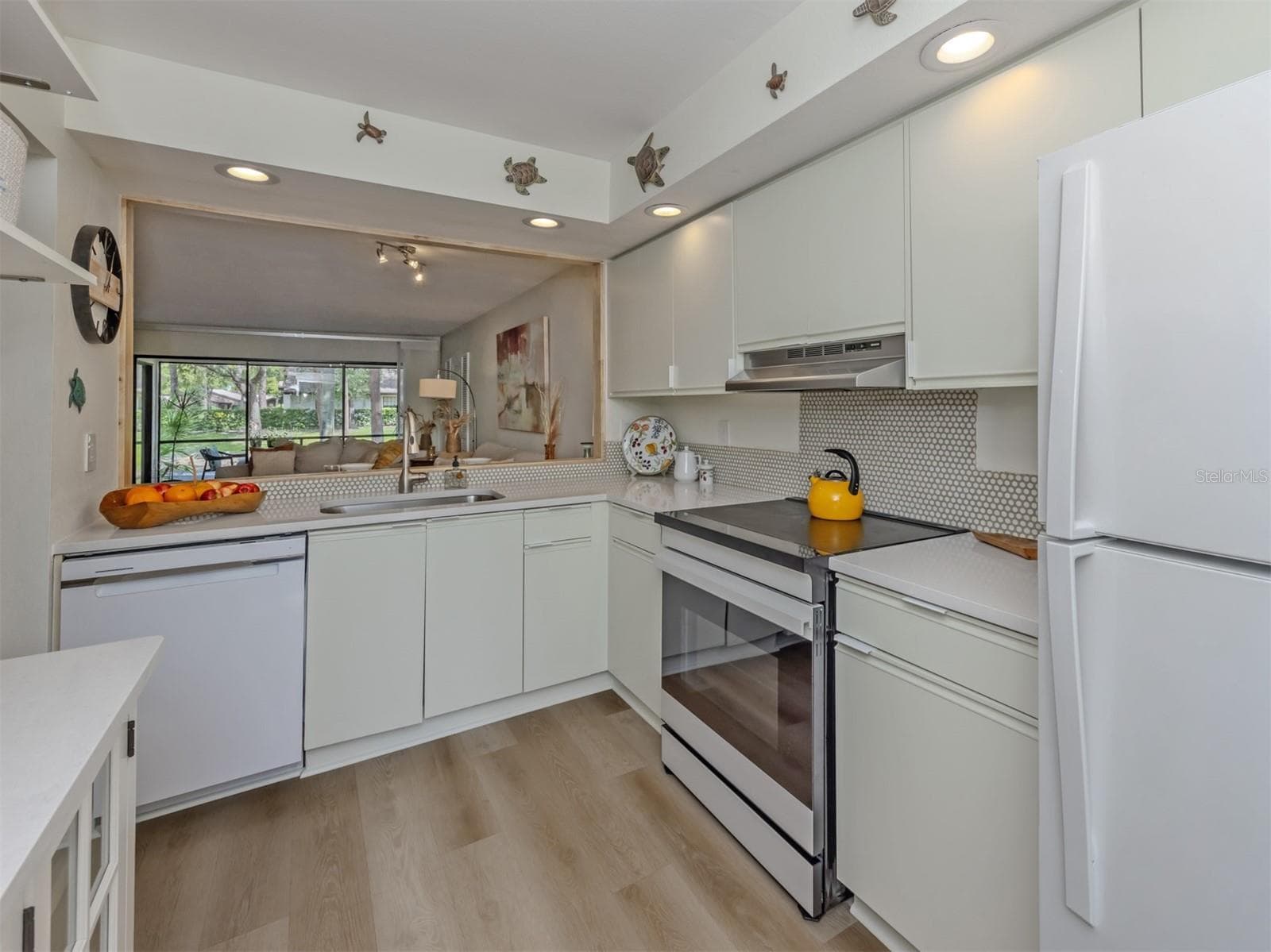 Kitchen/View of living room - 4713 WINSLOW BEACON #5, SARASOTA