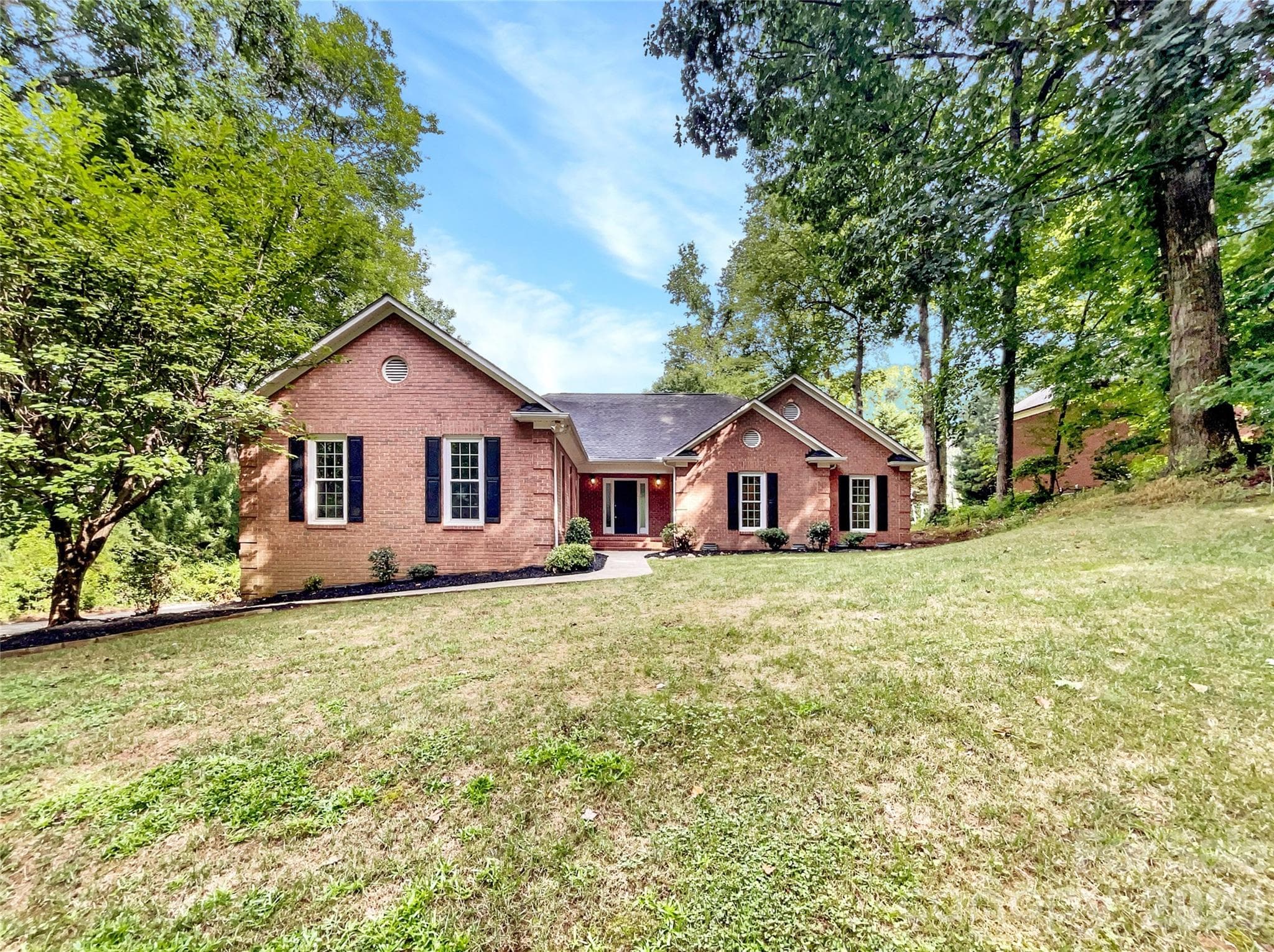 Single Family Residence at 8117 Shannon Woods Lane, Matthews, photo 2 of 48