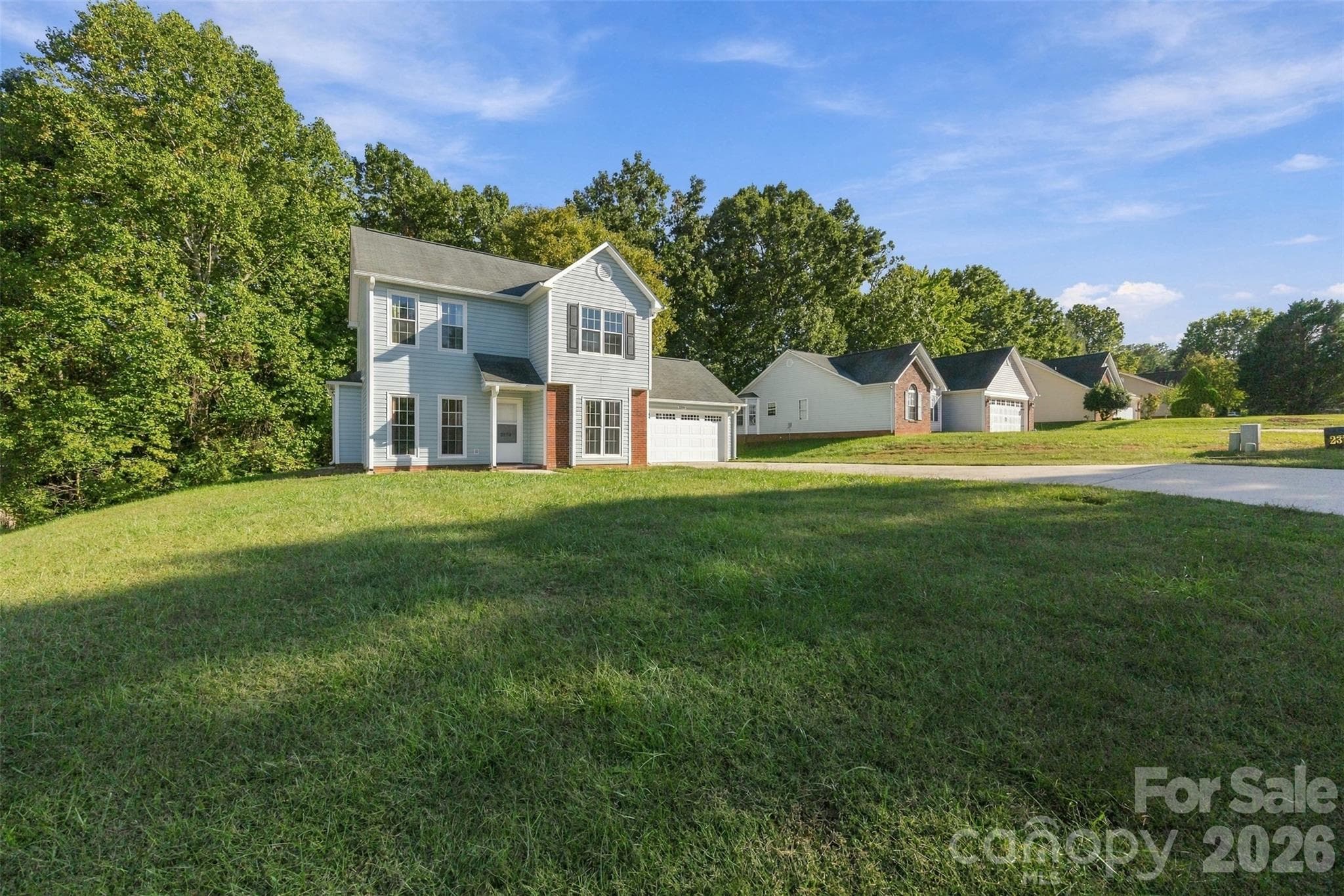 Large front yard - 2374 Eagle Glen Court, Gastonia