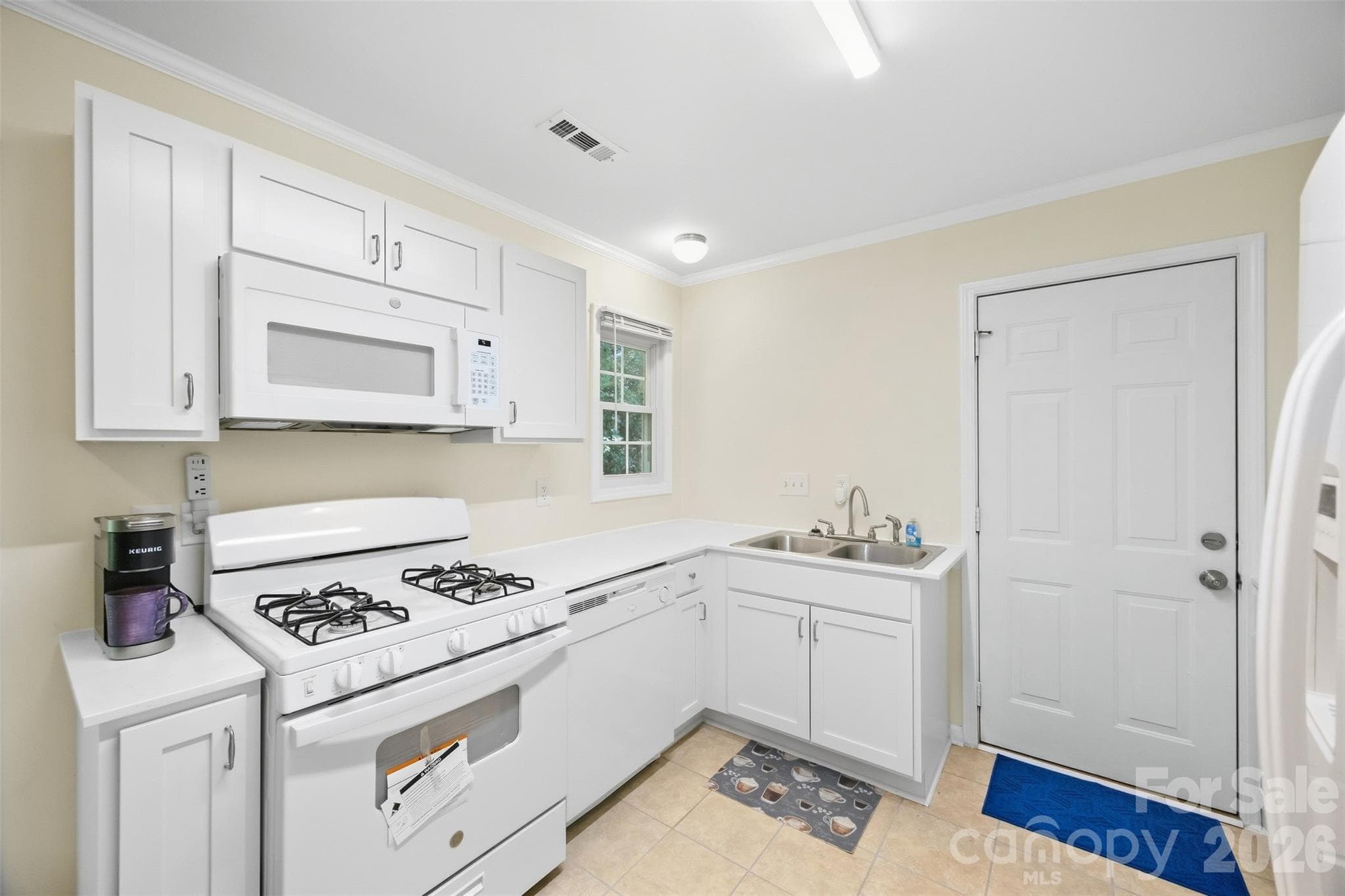New Gas range, microwave and countertops - 2374 Eagle Glen Court, Gastonia