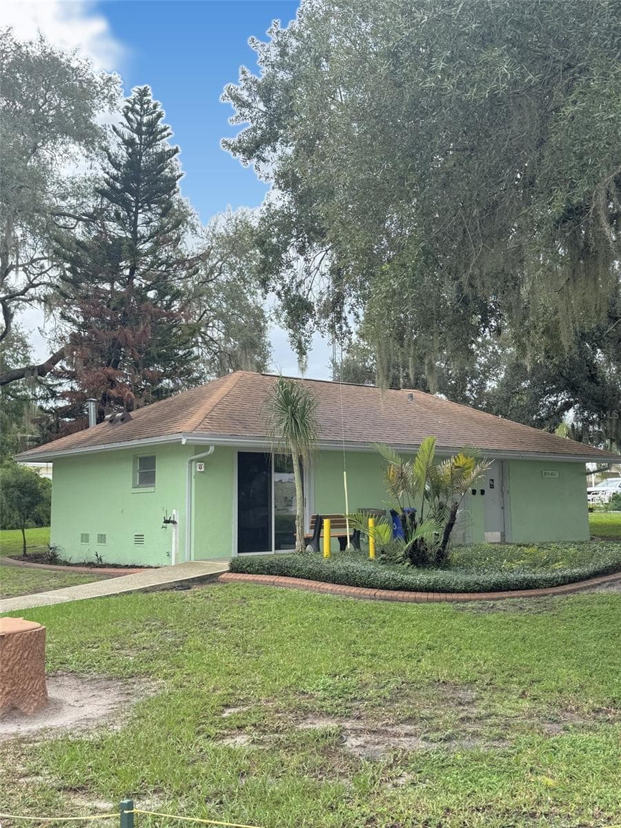 BATH HOUSE AND LAUNDRY ARE - 12 SADDLEBAG TRL N, LAKE WALES