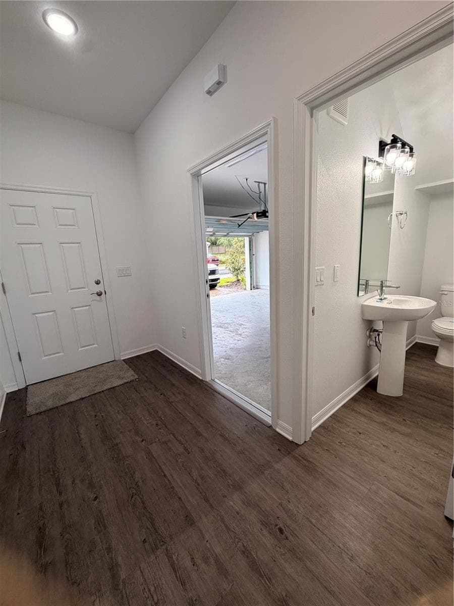 Garage access and 1/2 bath - 915 LAKEFRONT VILLAGE DR, CLERMONT