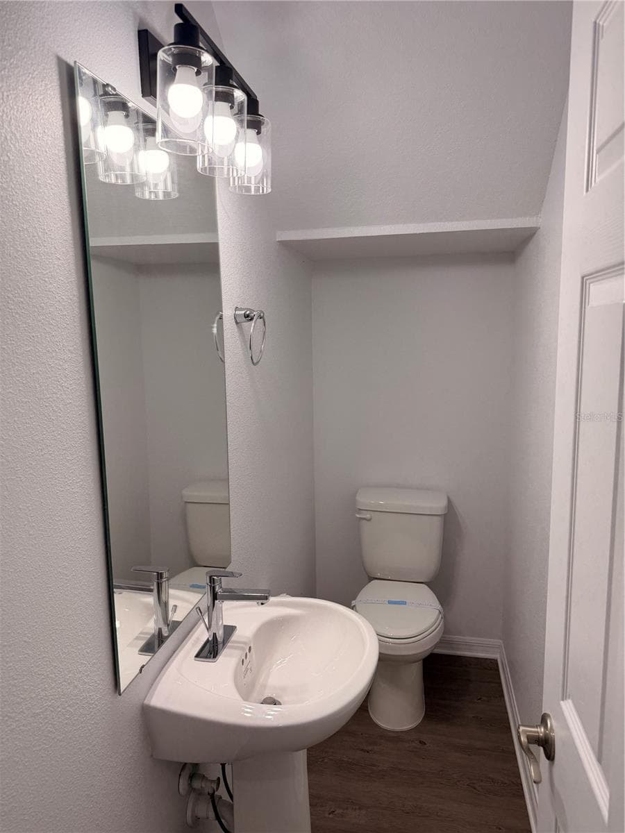 1/2 bath - 915 LAKEFRONT VILLAGE DR, CLERMONT