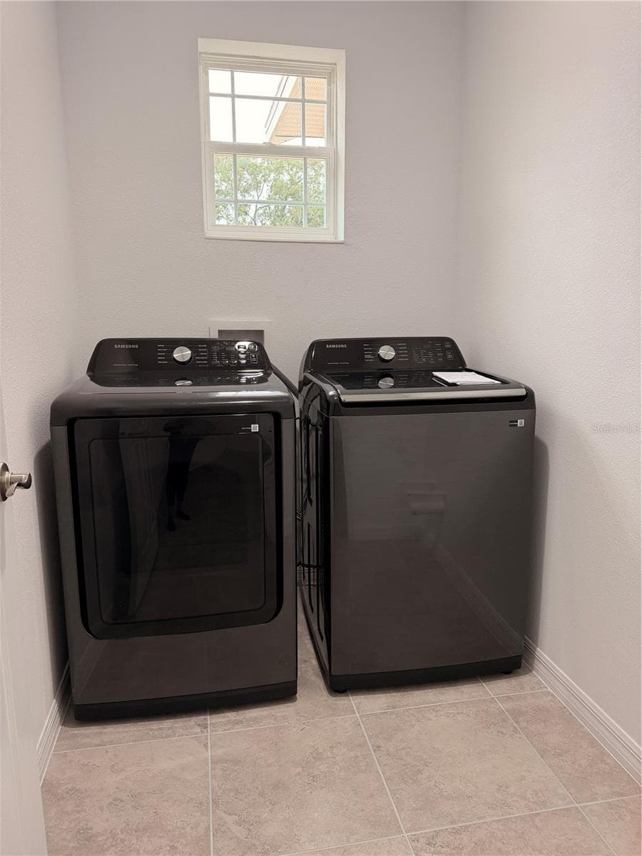 Laundry room with brand new Samsung washer/dryer - 915 LAKEFRONT VILLAGE DR, CLERMONT