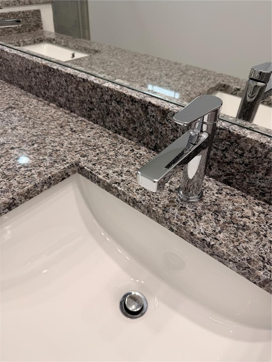 Double sink - 915 LAKEFRONT VILLAGE DR, CLERMONT