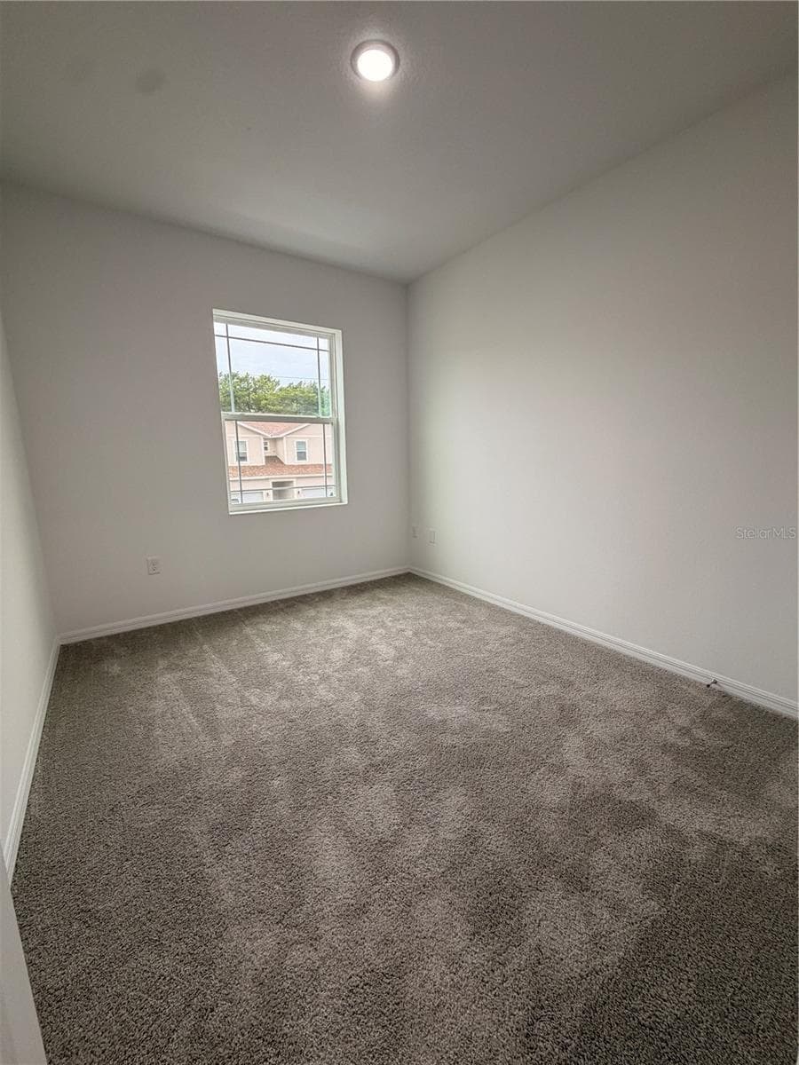 3rd bedroom faces front of the house - 915 LAKEFRONT VILLAGE DR, CLERMONT