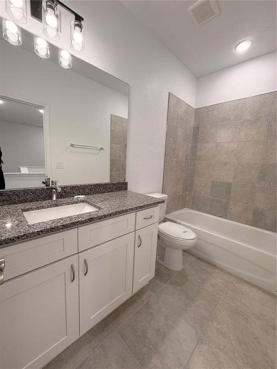 2nd bathroom - 915 LAKEFRONT VILLAGE DR, CLERMONT