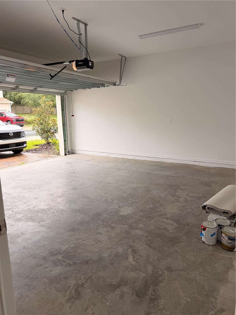 2 car garage - 915 LAKEFRONT VILLAGE DR, CLERMONT