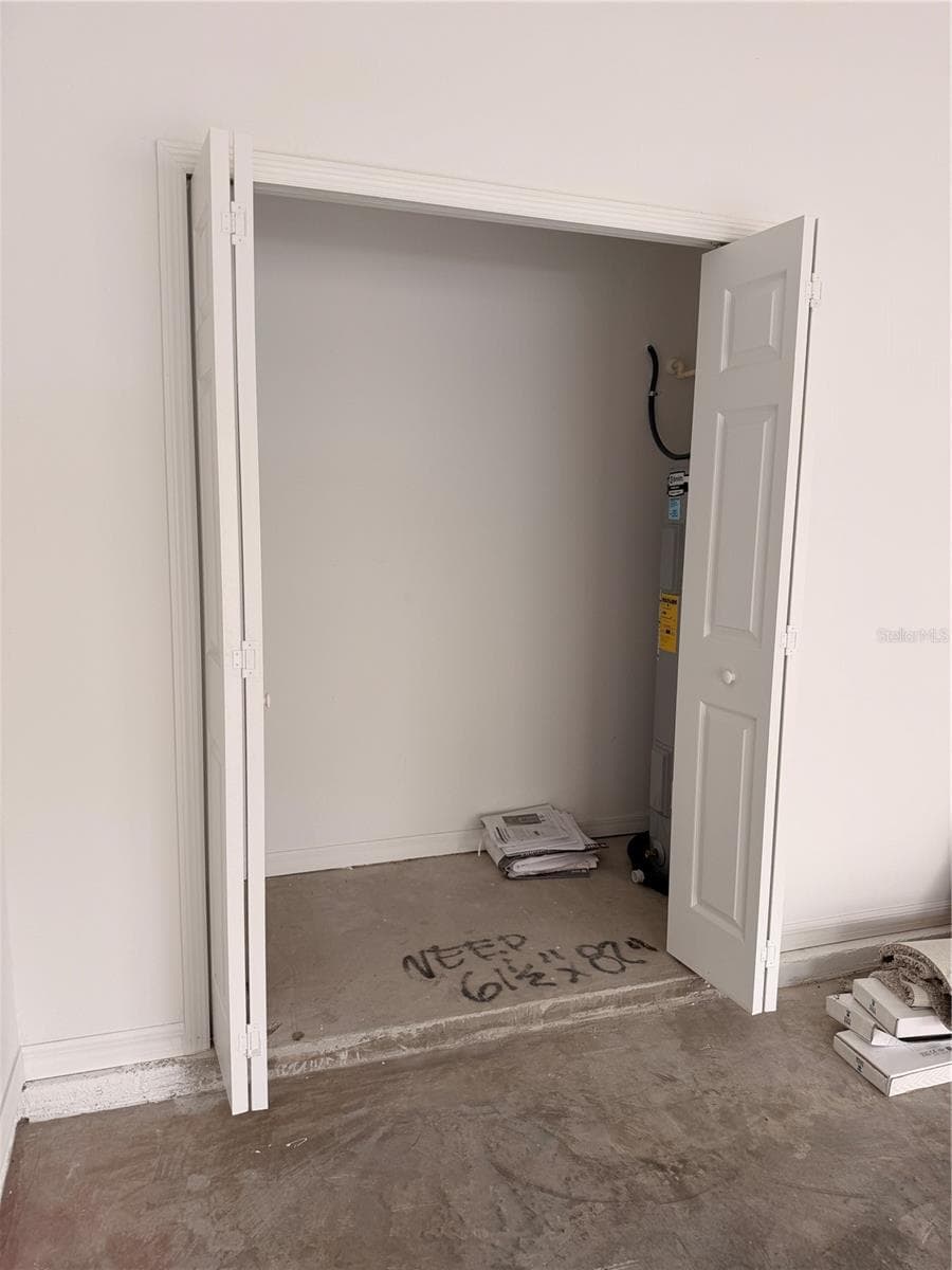 garage storage/closet - 915 LAKEFRONT VILLAGE DR, CLERMONT