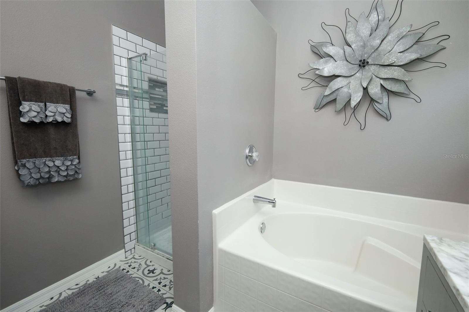 Owners suite bathroom with updated tile and separate soaking tub - 284 CLYDESDALE CIR, SANFORD