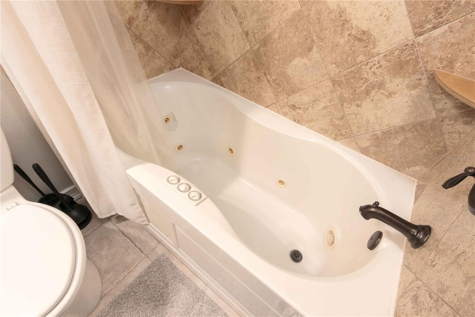 jetted tub - 4311 COUNTY BREEZE DR, NEW PORT RICHEY