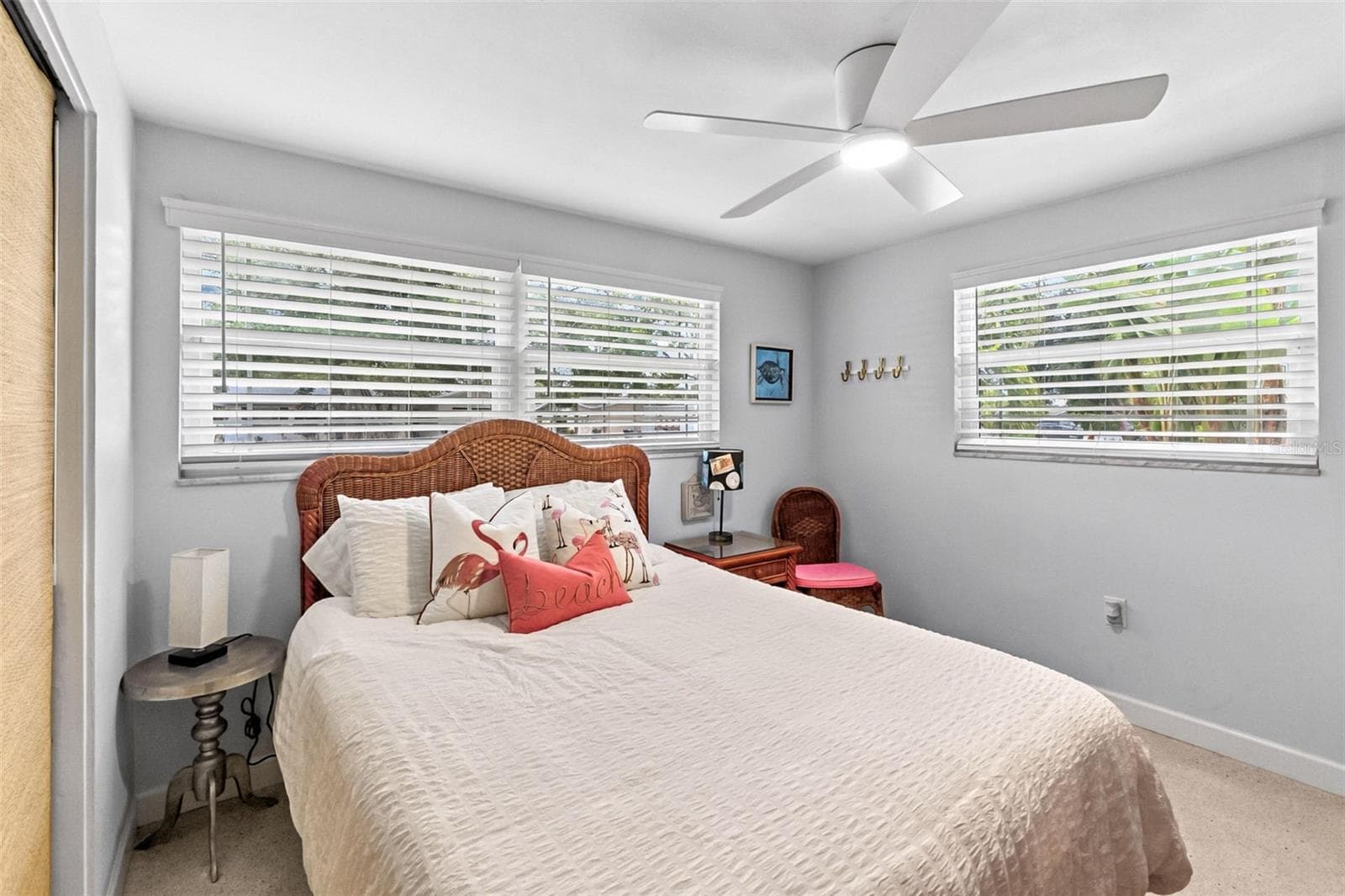 Guest bedroom with windows on two sides. - 912 CHURCH ST, VENICE