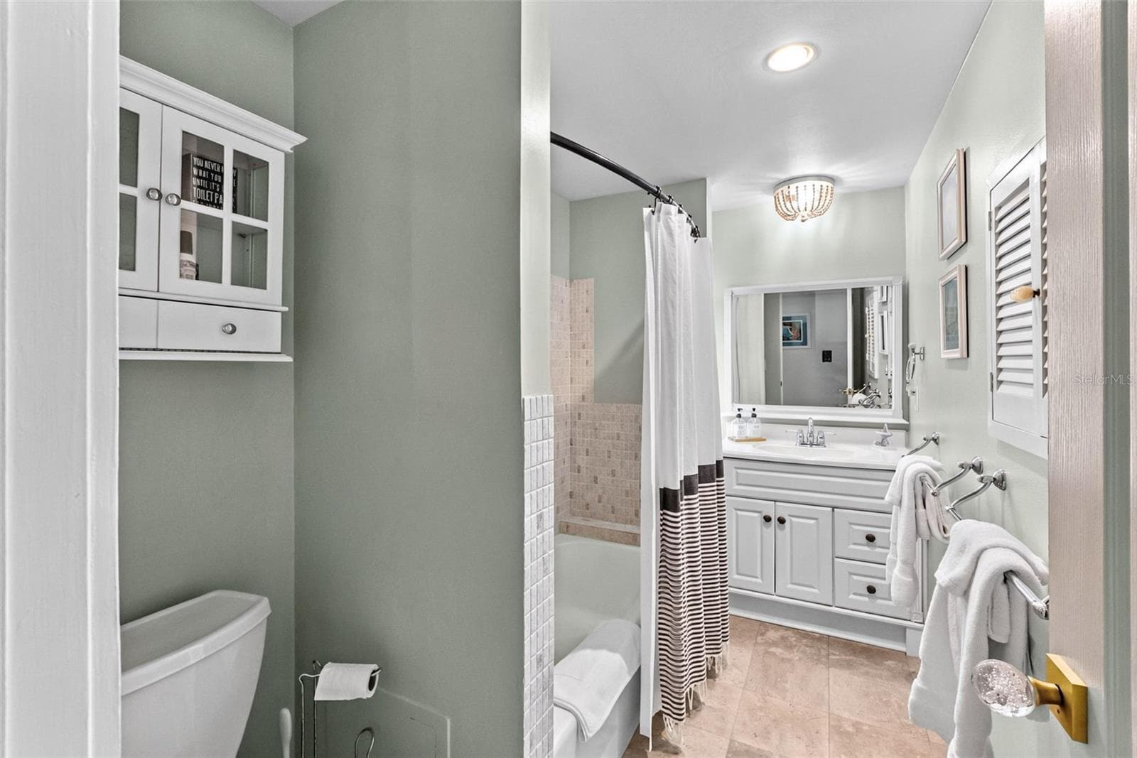 Guest bathroom with vanity and tub/shower combination. - 912 CHURCH ST, VENICE