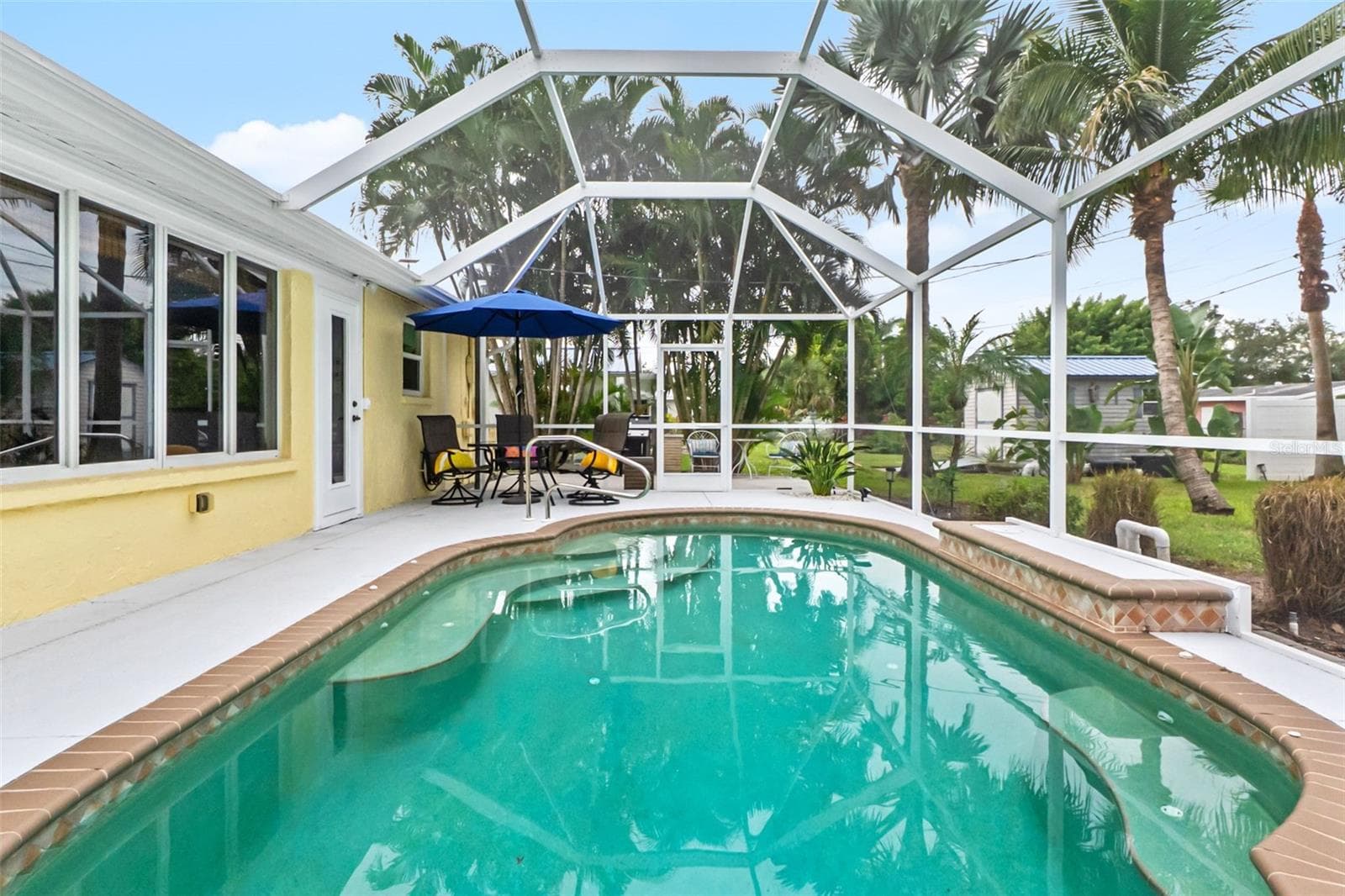 Pool and screened patio along the rear of the home. - 912 CHURCH ST, VENICE