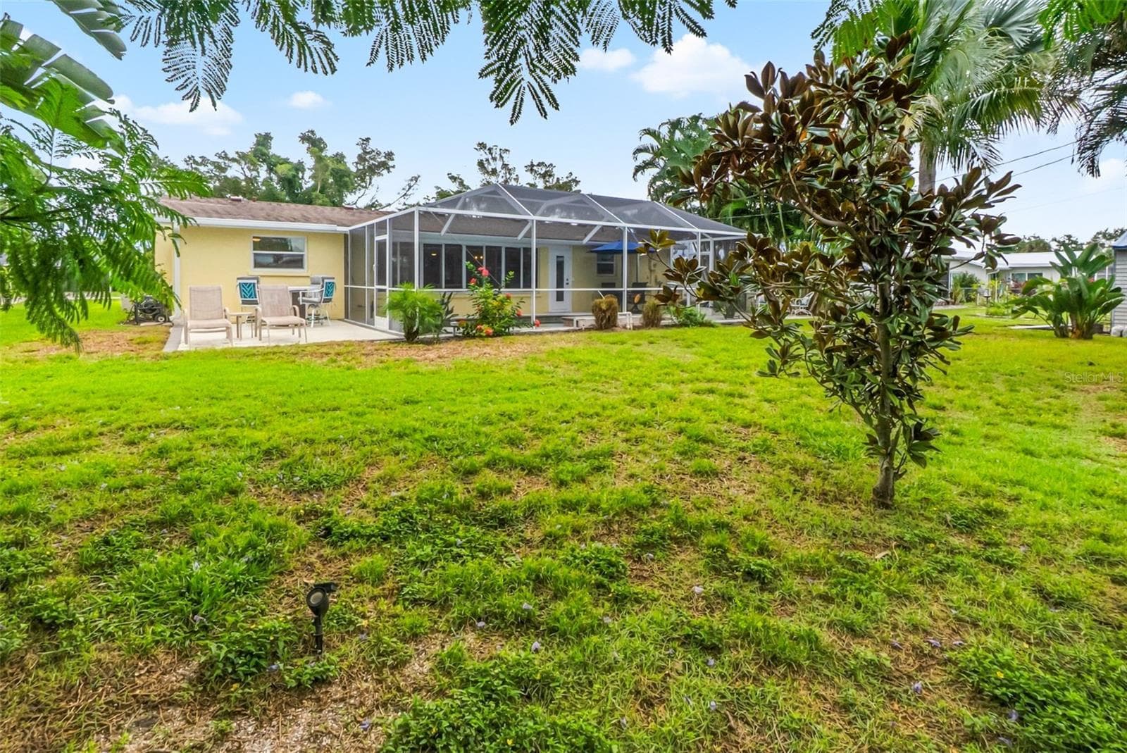 Rear exterior and backyard lawn. - 912 CHURCH ST, VENICE