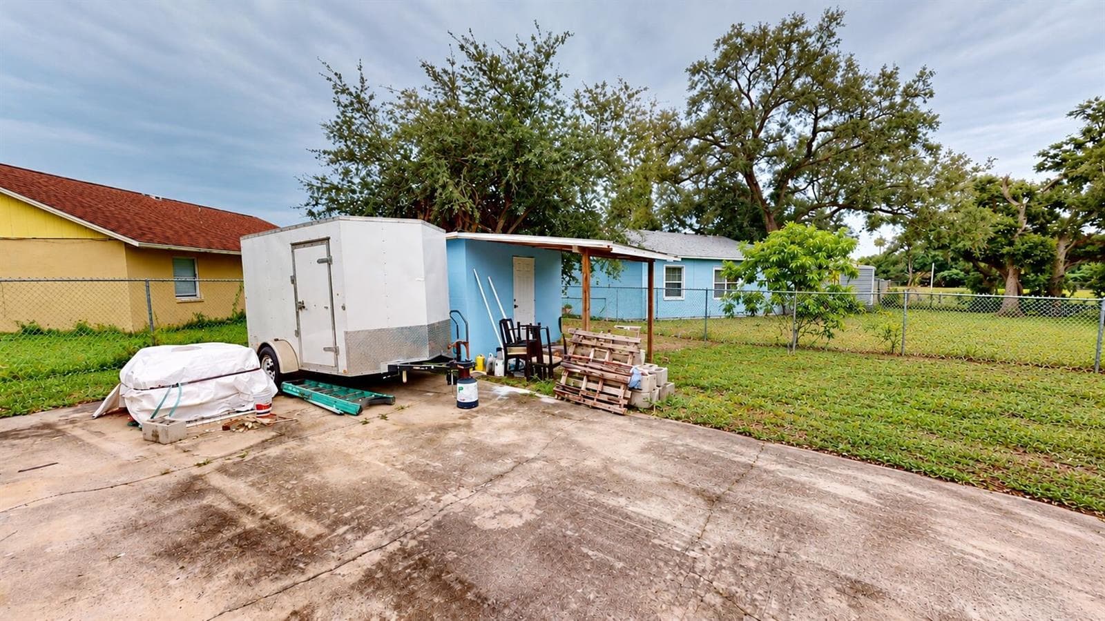Plenty of parking space- Shed included - 330 12TH ST W, PALMETTO