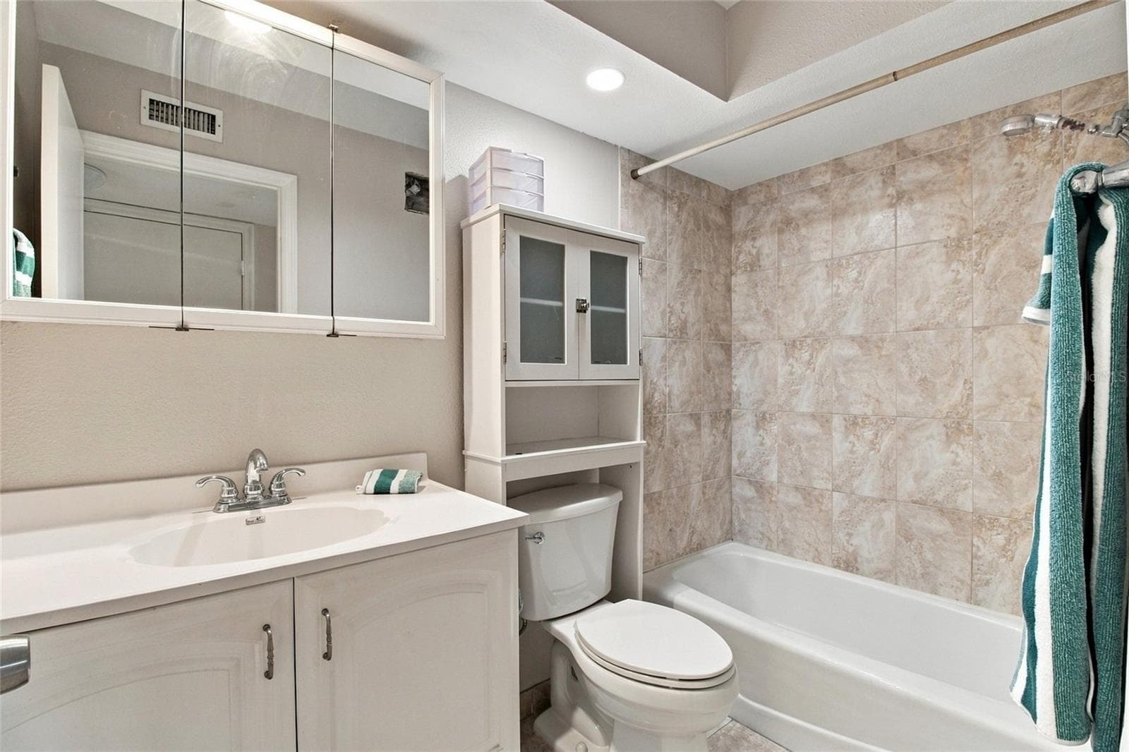 Hall Bath - 2511 DOLLY BAY DR #104, PALM HARBOR