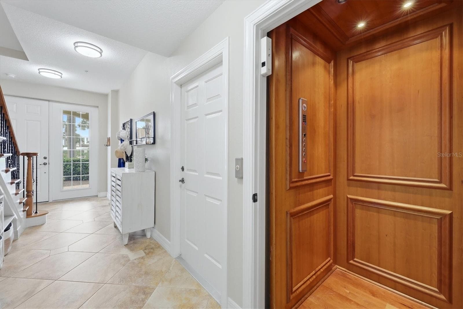 Private Elevator - 712 GRANADA AVE #2, VENICE