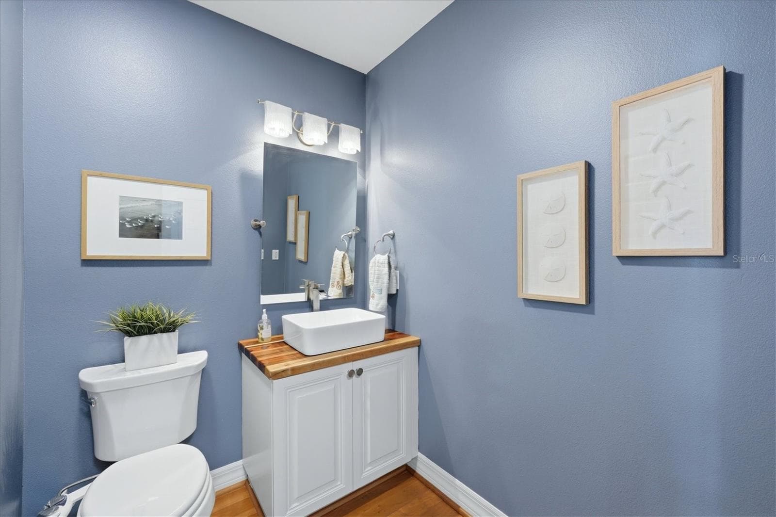 2nd Floor Half Bath - 712 GRANADA AVE #2, VENICE
