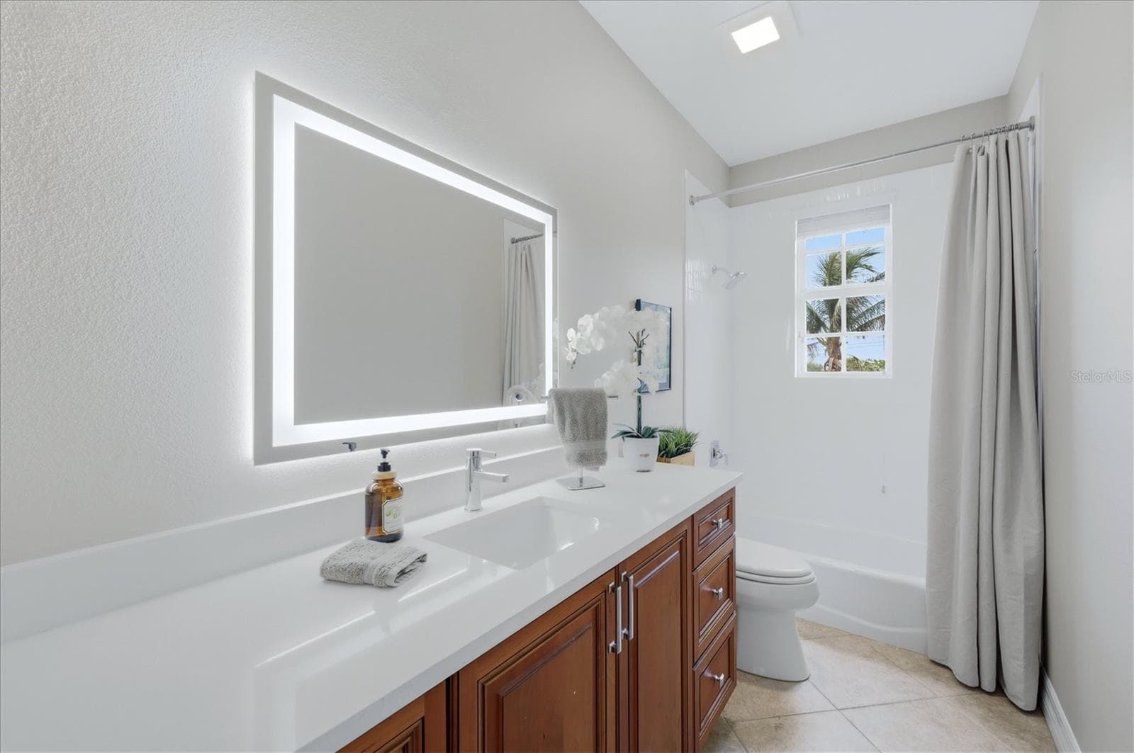 3rd Floor Full Bathroom - 712 GRANADA AVE #2, VENICE