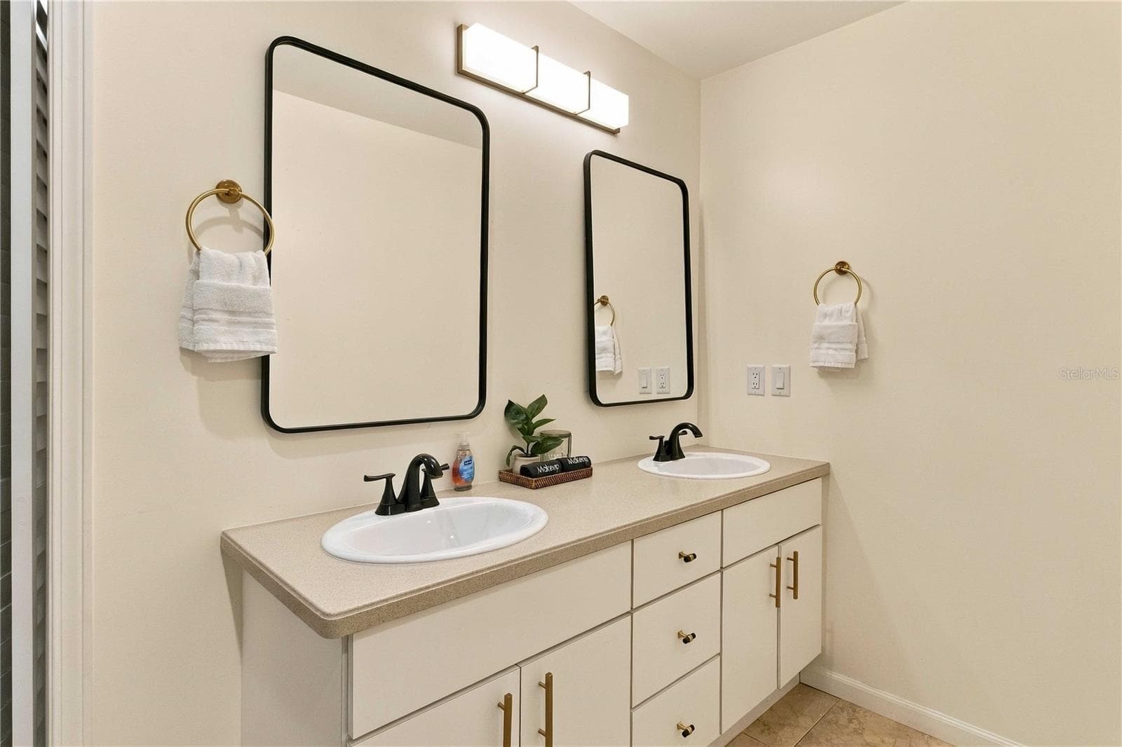 Single Family Residence at 6339 S LANSDALE CIR, TAMPA, photo 13 of 35