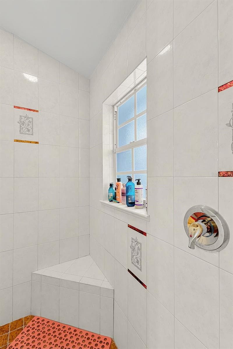 Walk-In Shower - 614 RIO VILLA DR, PUNTA GORDA