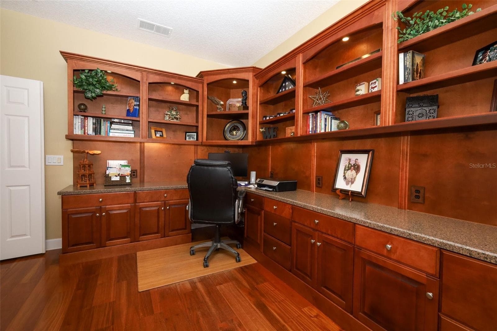 View of hardwood flooris and buiilt-ins - 475 VERANDAH CT, WINTER SPRINGS