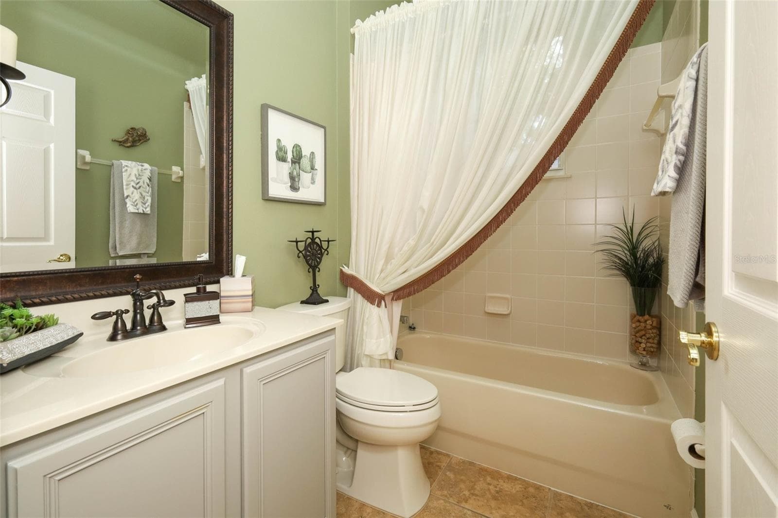 Guest bathroom at front of home - 475 VERANDAH CT, WINTER SPRINGS