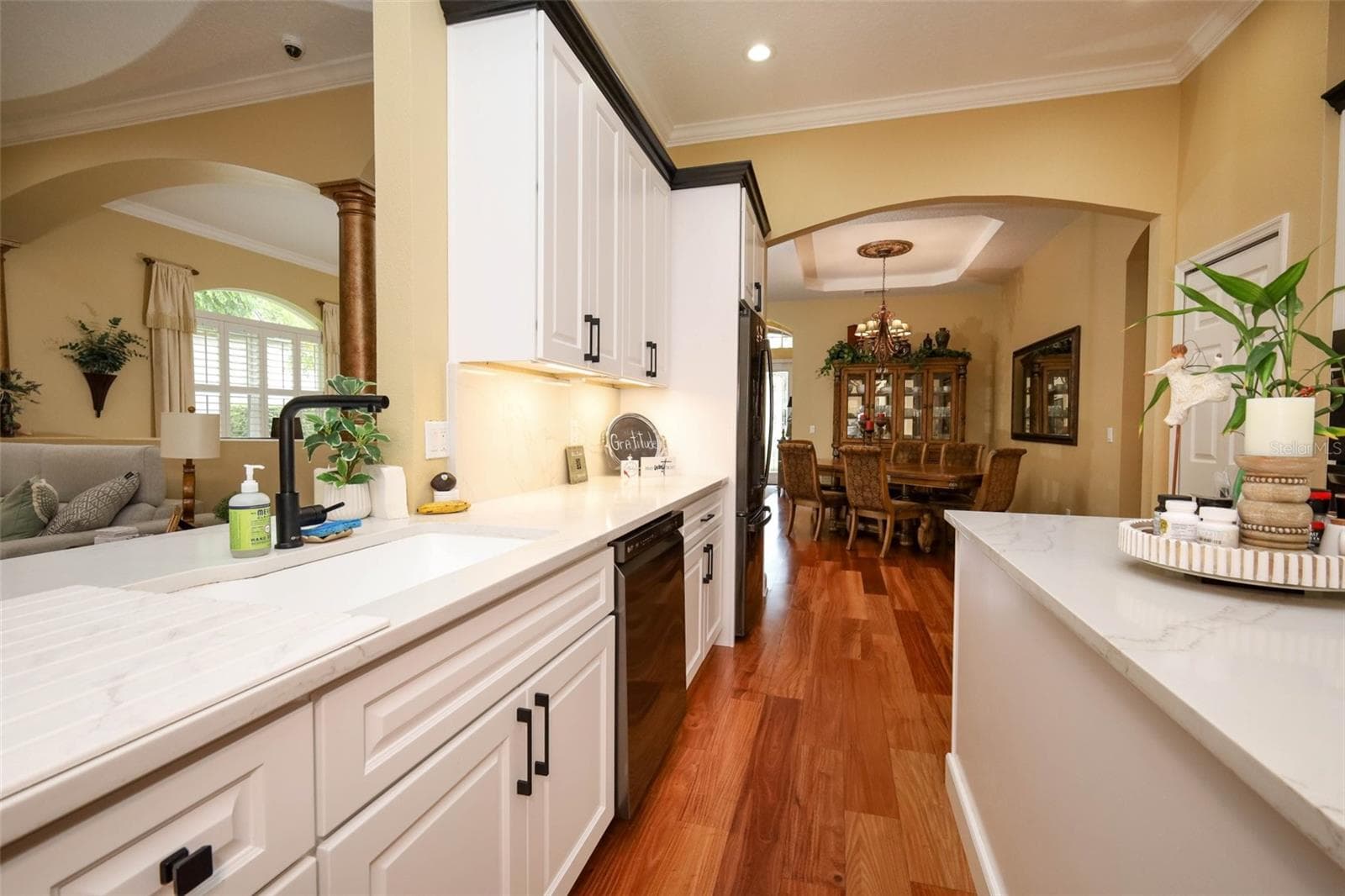 Updated kitchen with quartz counters, 48" cabinets and newer appliances - 475 VERANDAH CT, WINTER SPRINGS