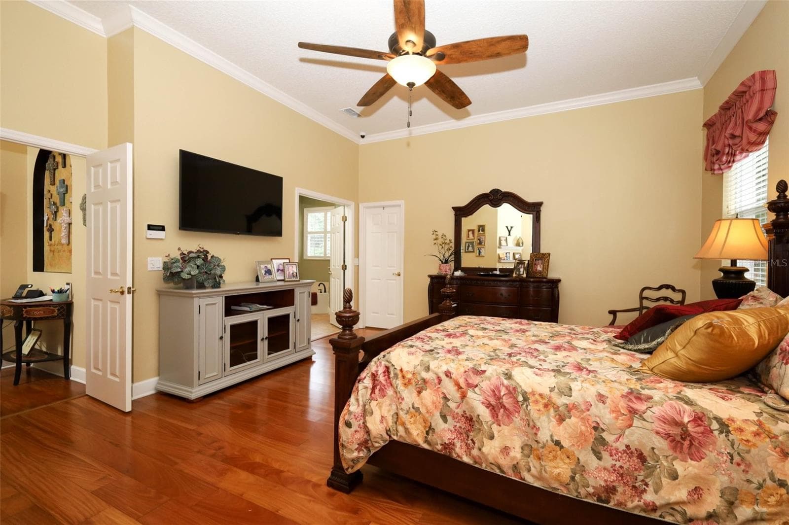 Owners suite with large walk-in closet that has custom built-ins - 475 VERANDAH CT, WINTER SPRINGS