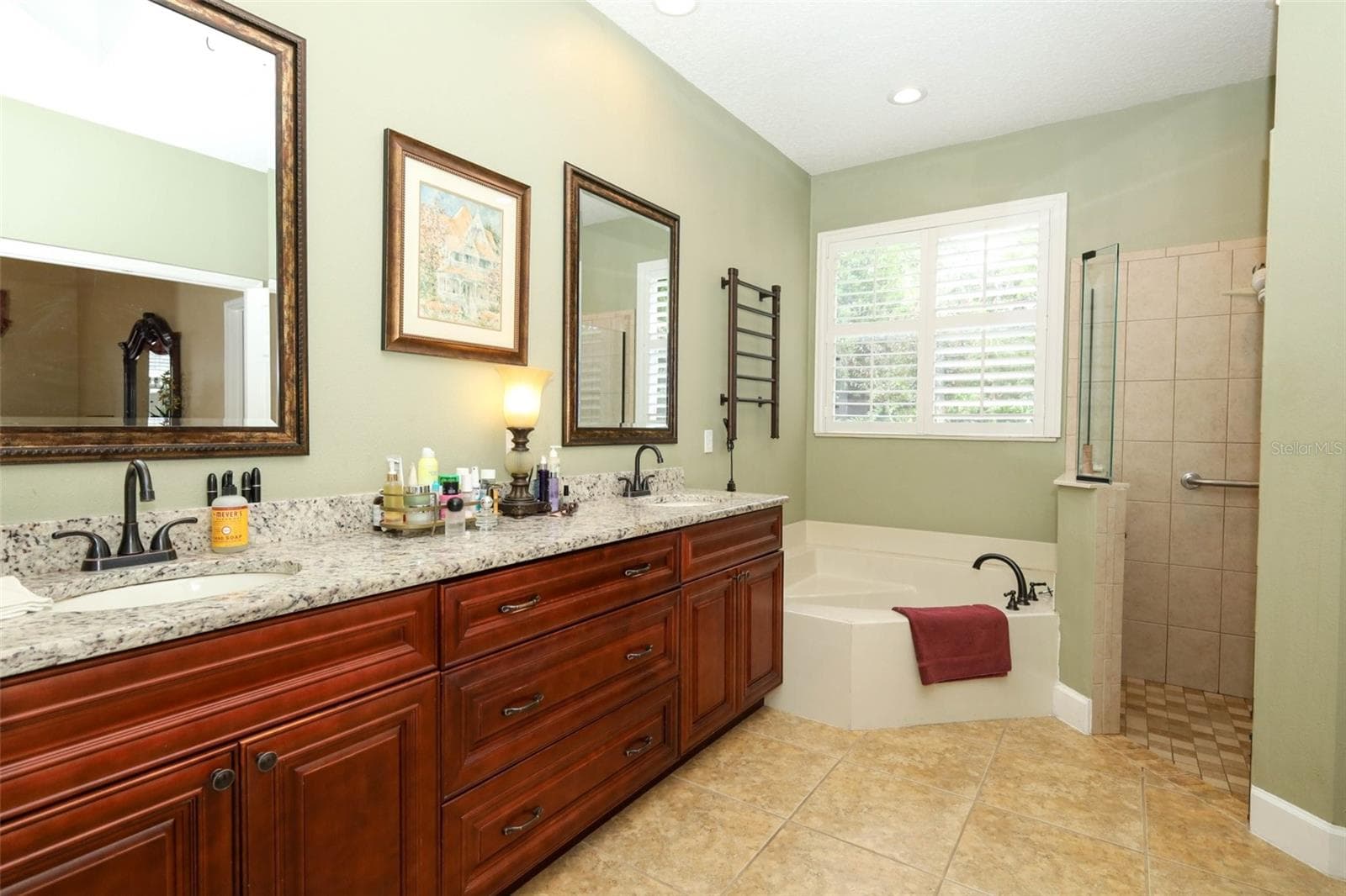 Owners en-suite bathroom with garden tub, new vanity, granite counters and walk-in shower - 475 VERANDAH CT, WINTER SPRINGS