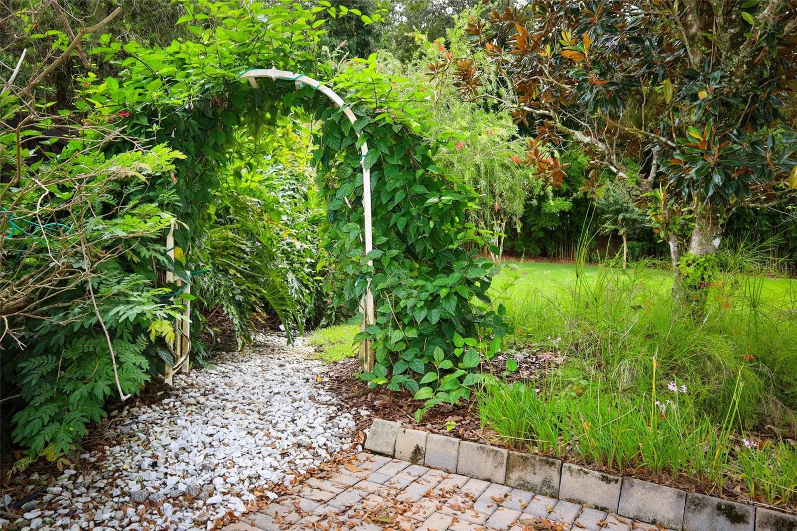 Garden walk-way to oversized backyard. - 475 VERANDAH CT, WINTER SPRINGS