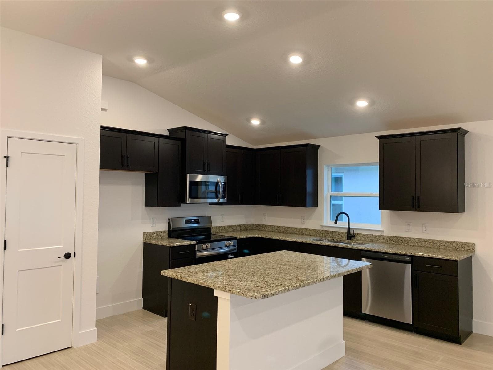 Kitchen w/wood cabinets and granite countertops - 11619 GRACE RD, WEEKI WACHEE