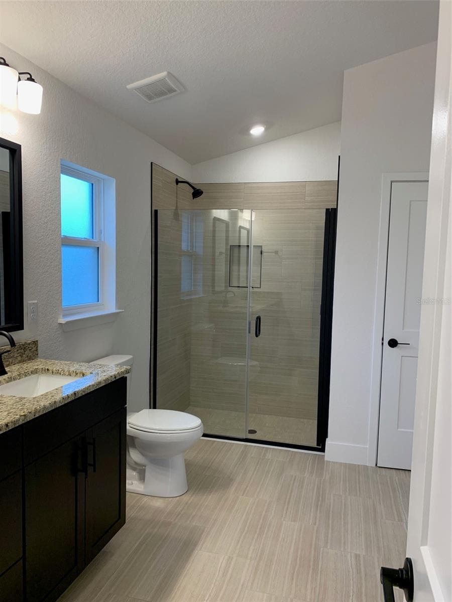 Owners bath - 11619 GRACE RD, WEEKI WACHEE
