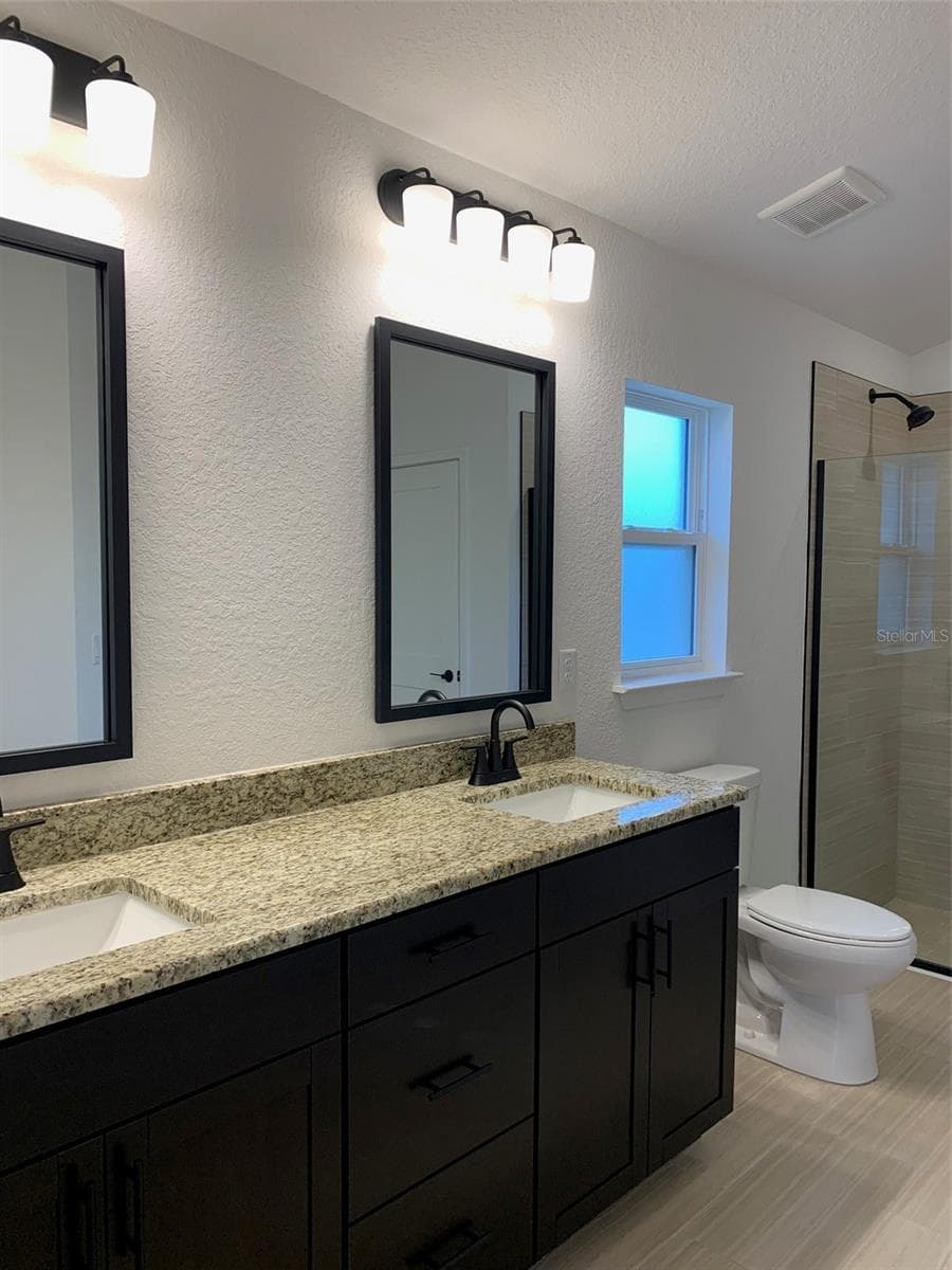 Owners bath - 11619 GRACE RD, WEEKI WACHEE