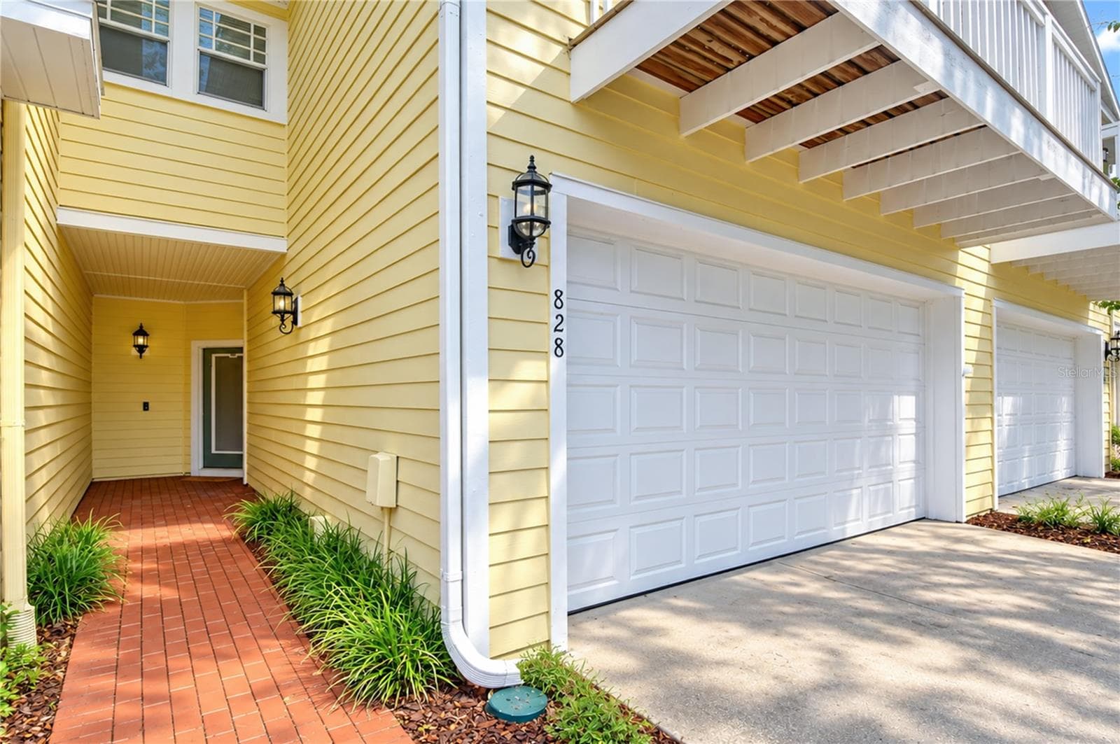 Charming townhome featuring a covered front porch and inviting architectural details. - 828 LUMSDEN RESERVE DR, BRANDON