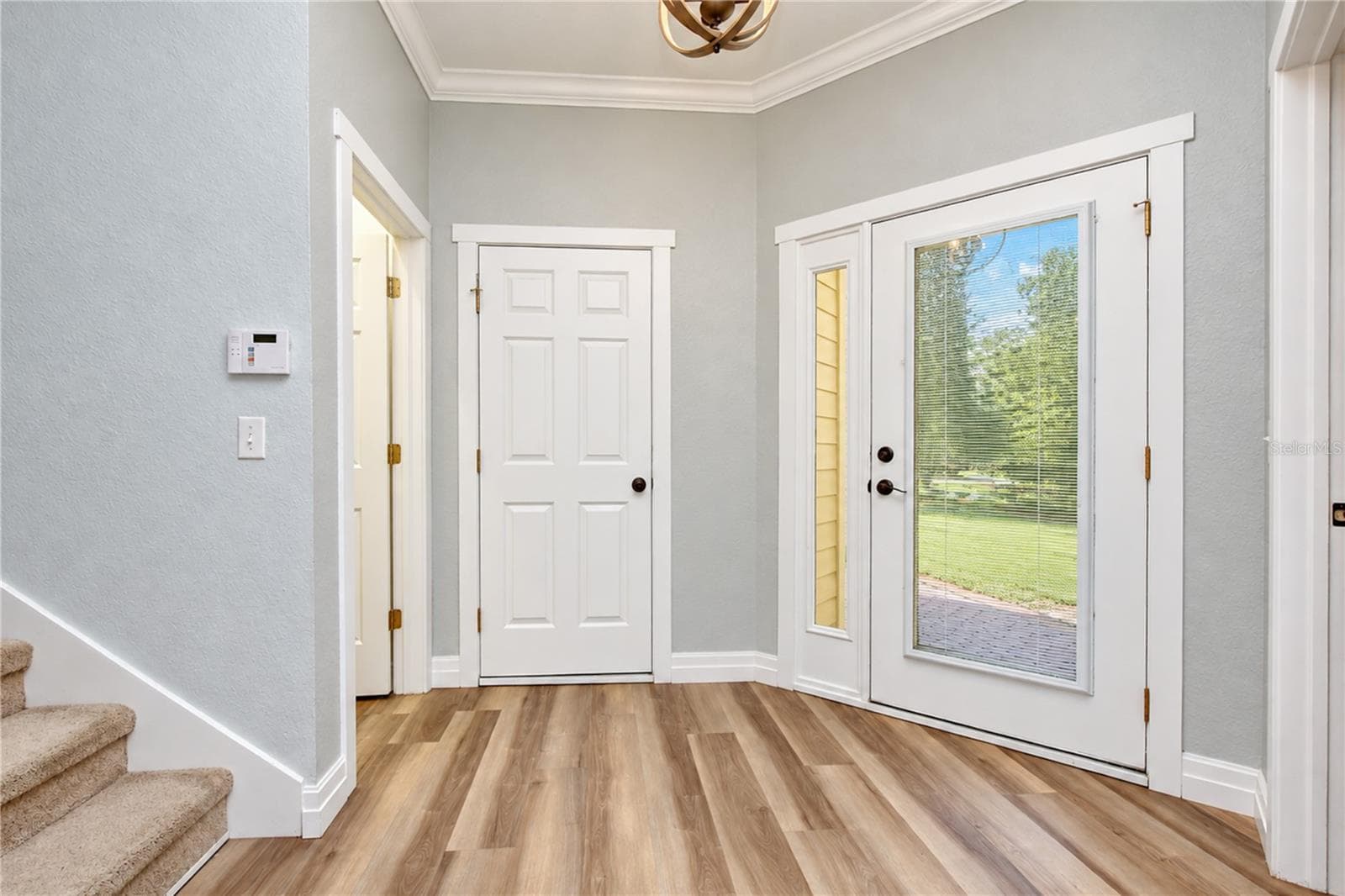 Welcoming entry introduces the home's spacious and thoughtfully designed floor plan. - 828 LUMSDEN RESERVE DR, BRANDON