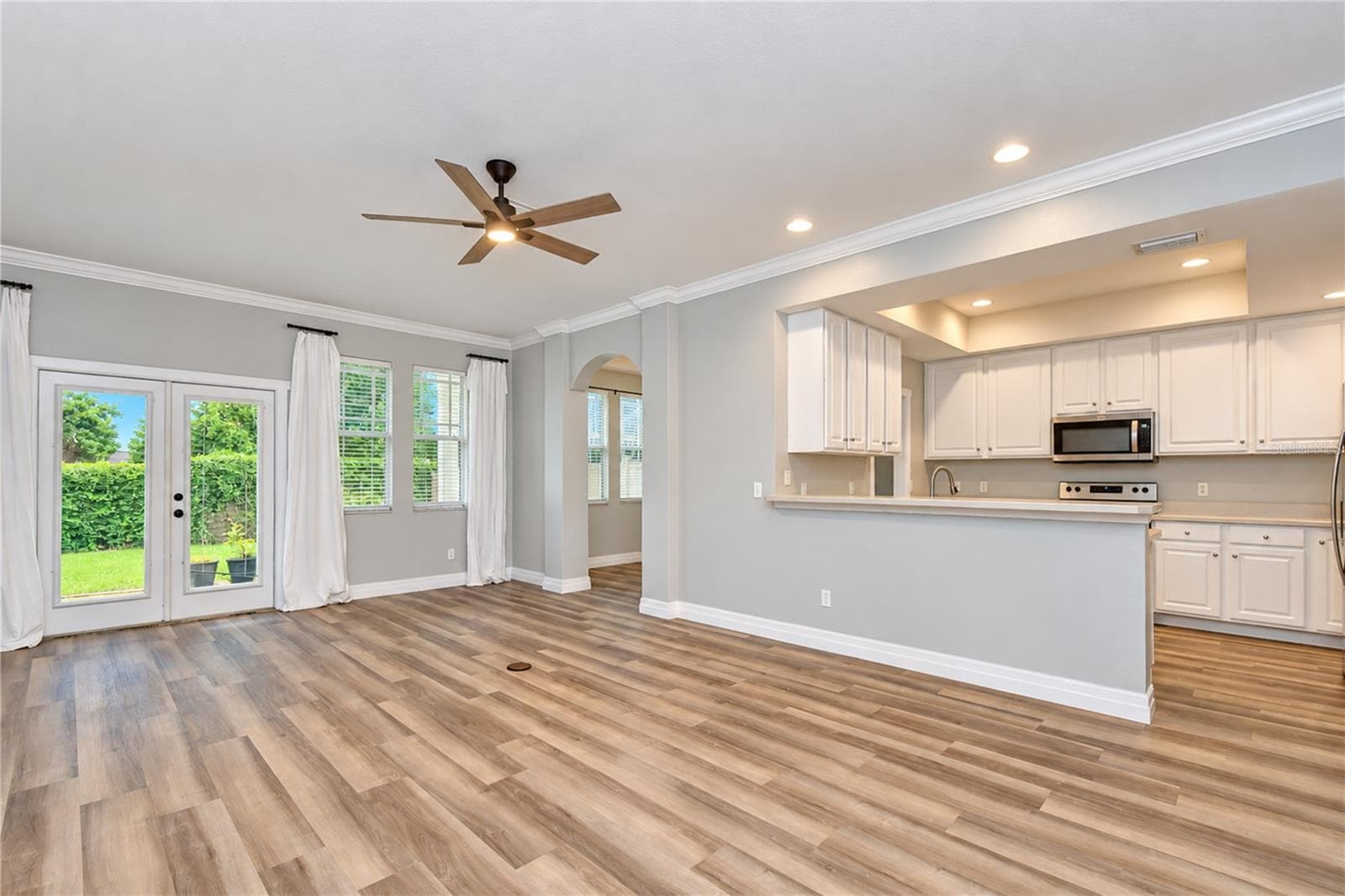 Generously sized living area offers plenty of room for relaxing and entertaining. - 828 LUMSDEN RESERVE DR, BRANDON