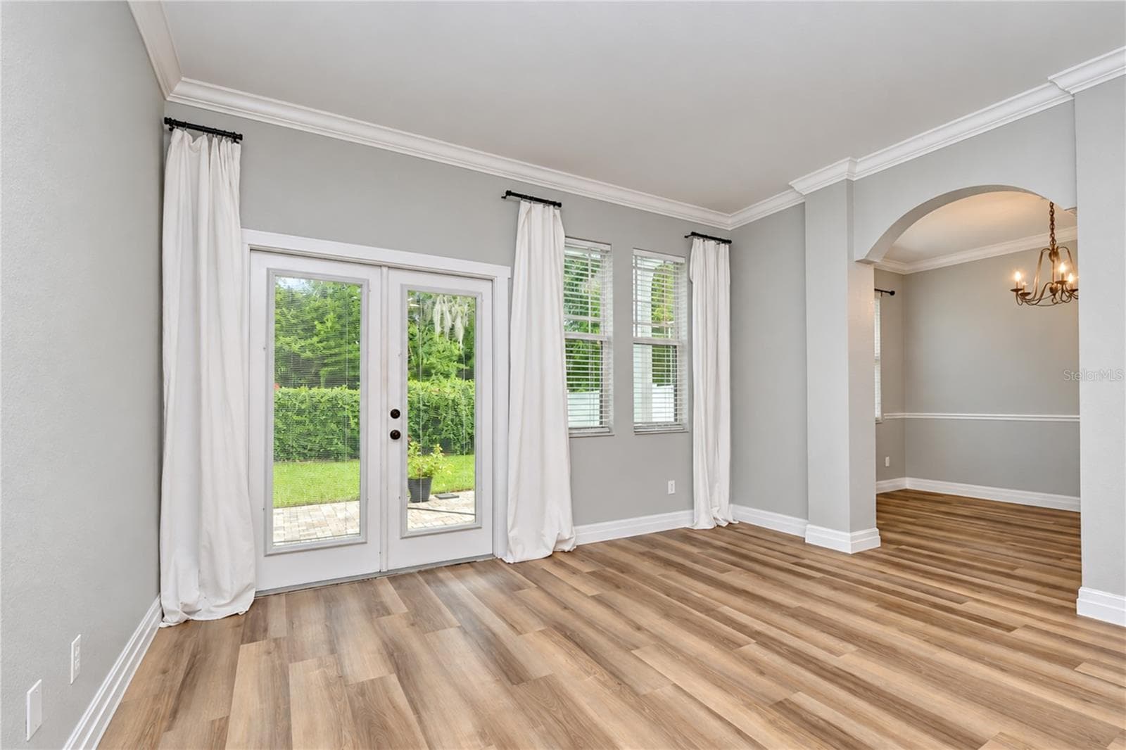 Seamless connection between the living room and outdoor space creates an inviting entertaining area. - 828 LUMSDEN RESERVE DR, BRANDON
