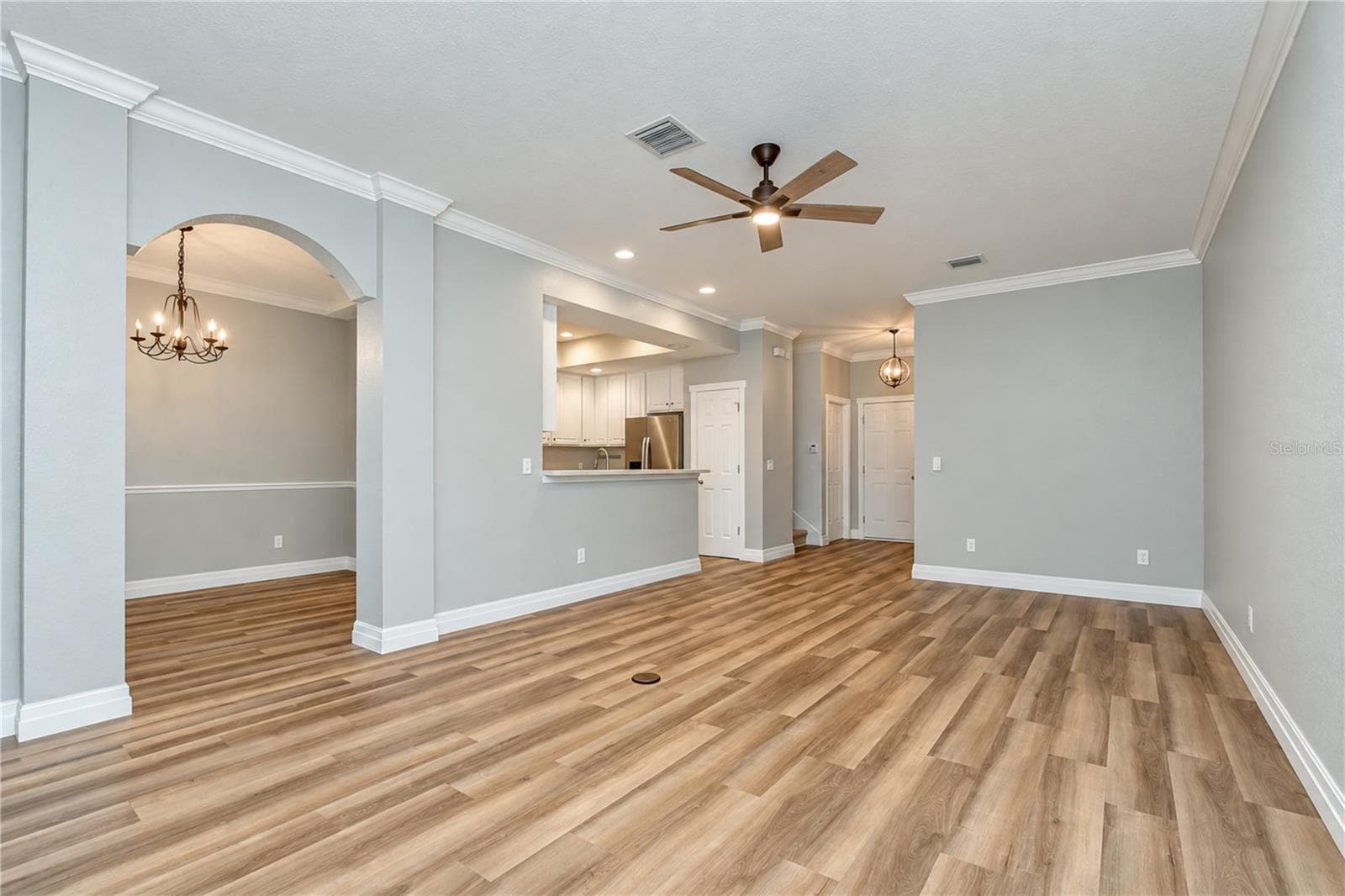 Classic crown molding adds an elegant finishing touch to the main living spaces. - 828 LUMSDEN RESERVE DR, BRANDON