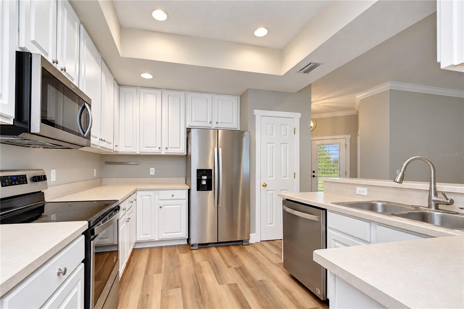 Functional kitchen features 42-inch cabinetry, ample counter space, and stainless steel appliances. - 828 LUMSDEN RESERVE DR, BRANDON
