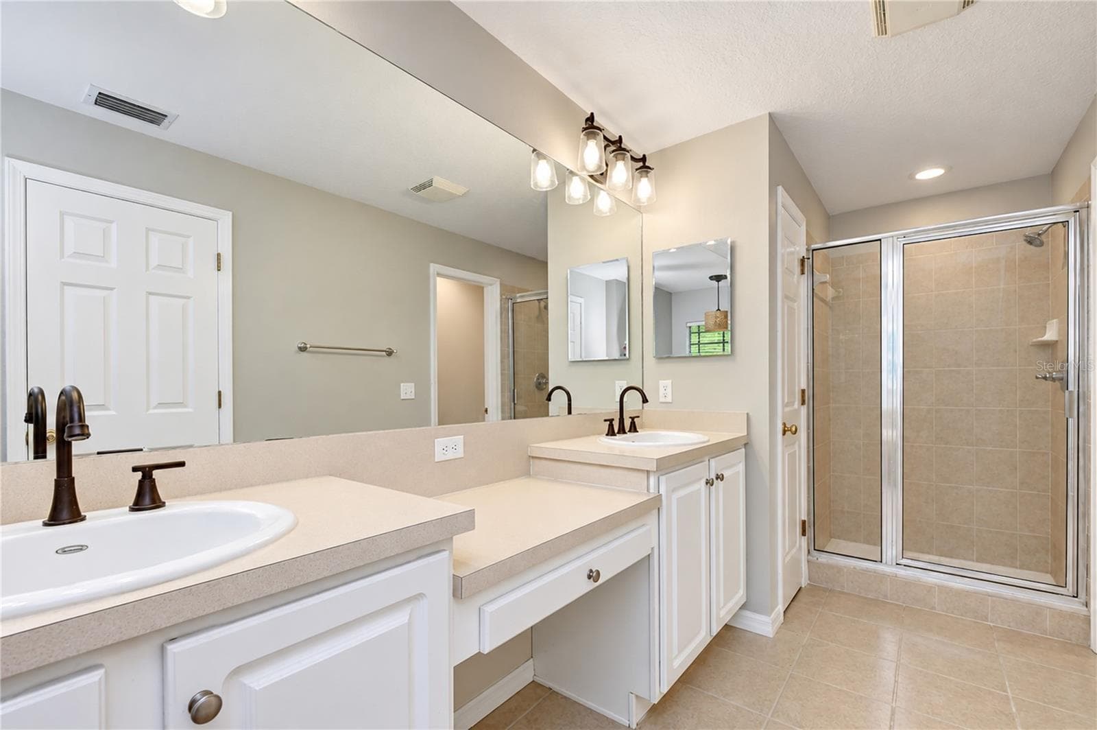 Two sinks provide convenient functionality and additional counter space. - 828 LUMSDEN RESERVE DR, BRANDON