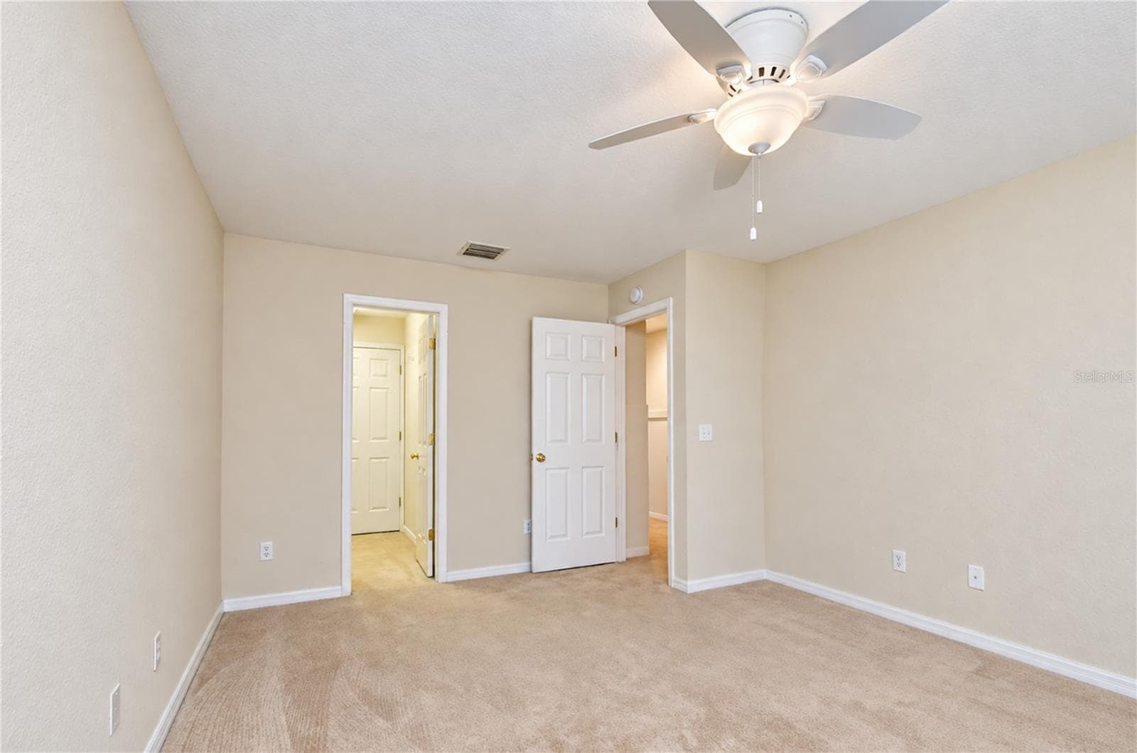One of two comfortably sized upstairs bedrooms offer flexibility for family, guests, or personal use. - 828 LUMSDEN RESERVE DR, BRANDON
