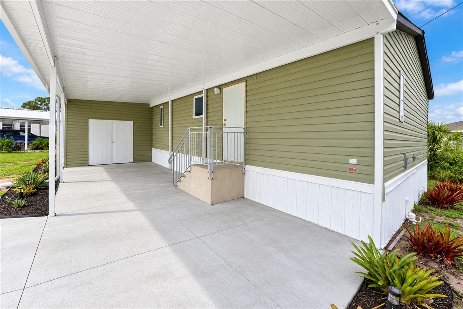 This area could easily be screened in for a large lanai! - 9066 PINEHAVEN WAY, ENGLEWOOD